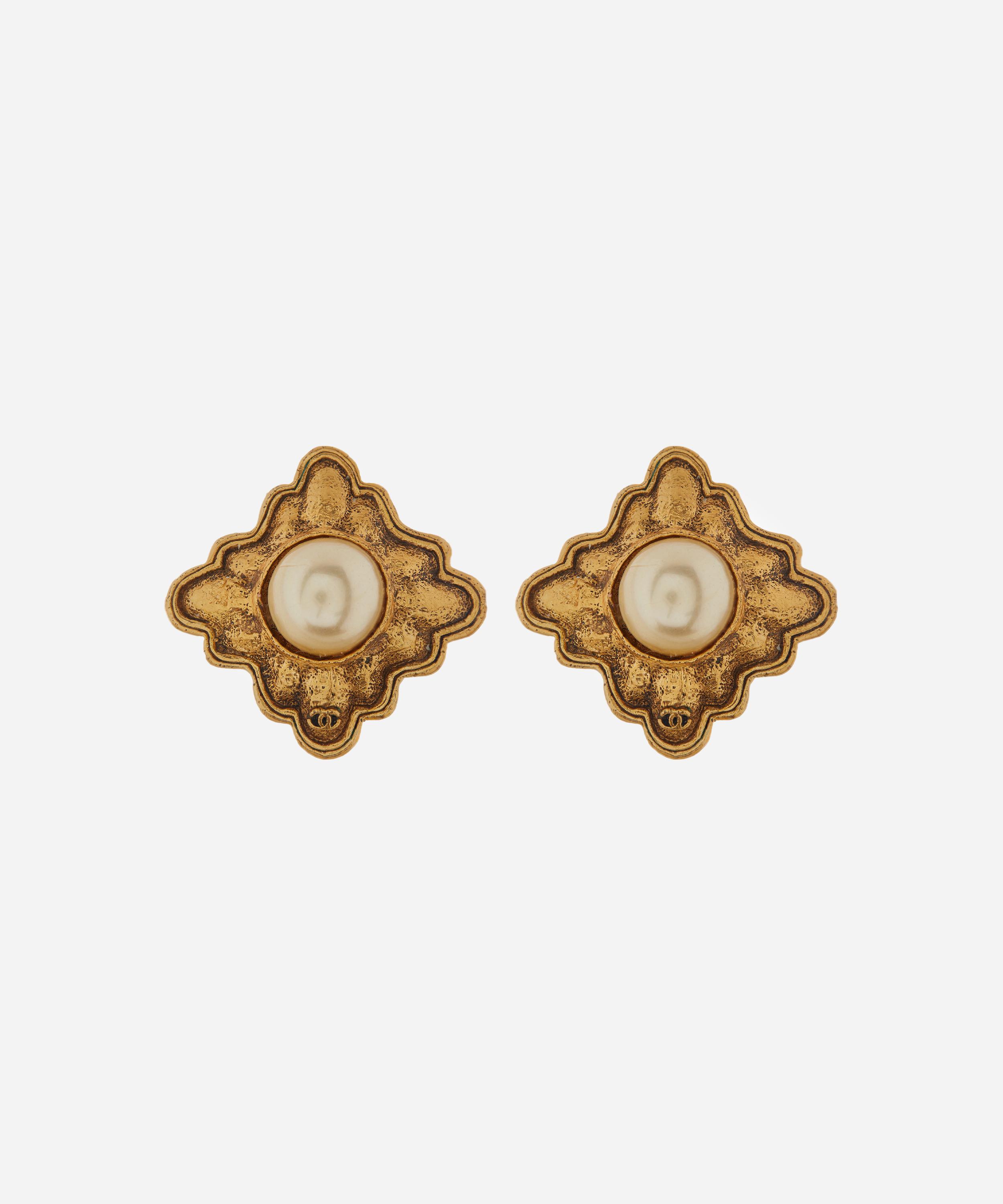 Designer Vintage - 1980s Chanel Gilt Faux Pearl Dome Clip-On Earrings image number 0