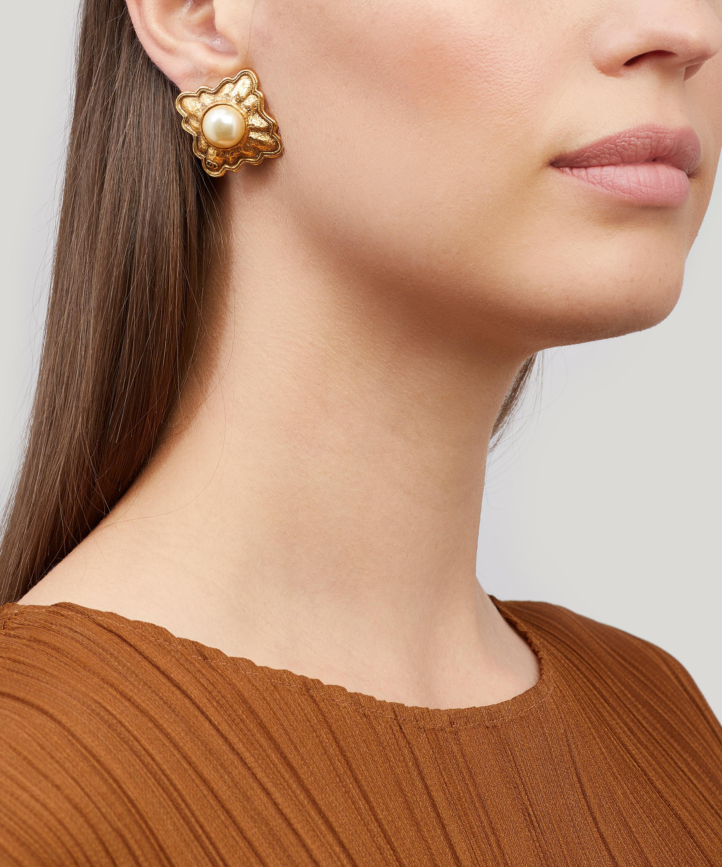 Designer Vintage - 1980s Chanel Gilt Faux Pearl Dome Clip-On Earrings image number 1