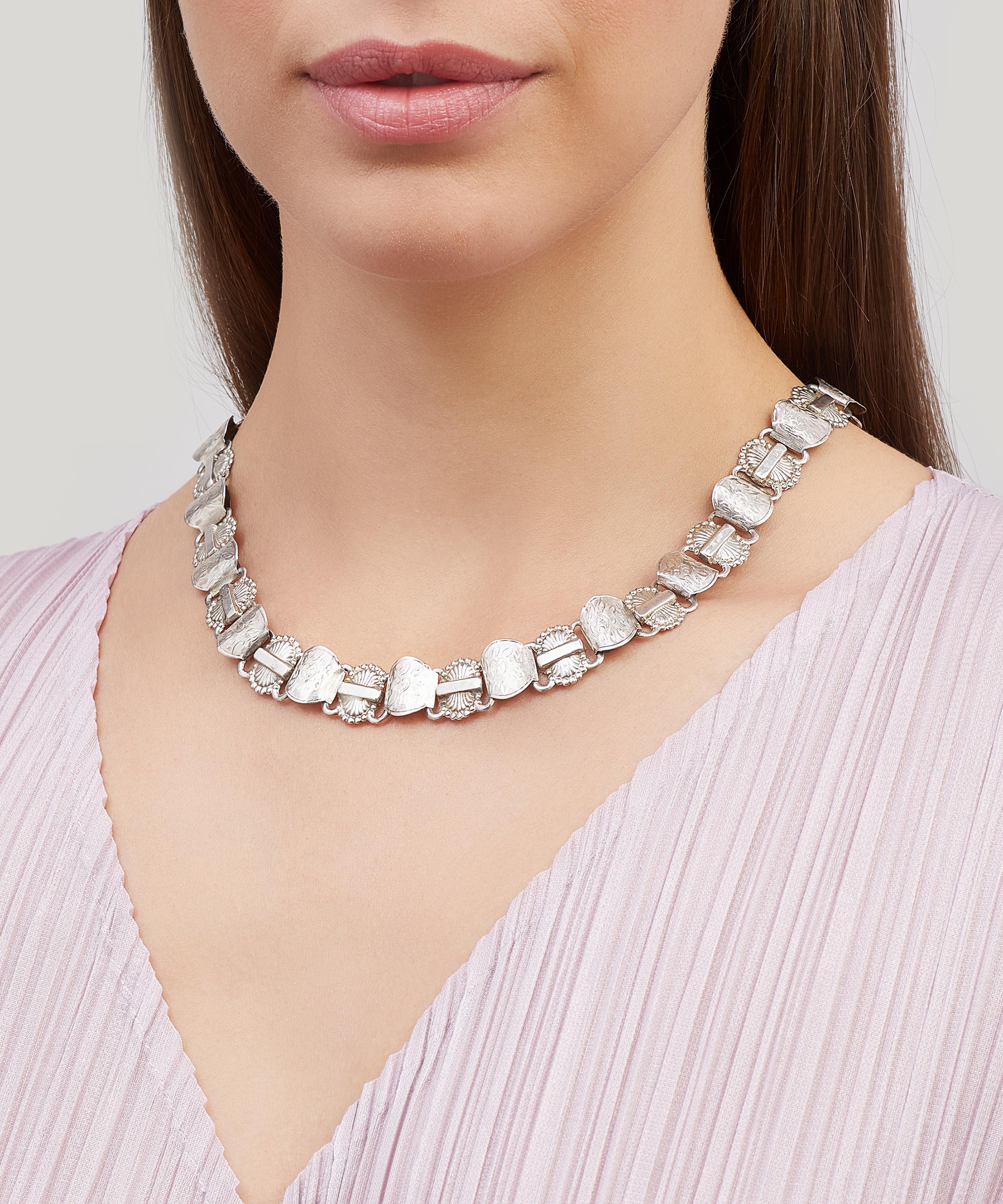 Designer Vintage - 1970s Silver Scallop Necklace image number 1
