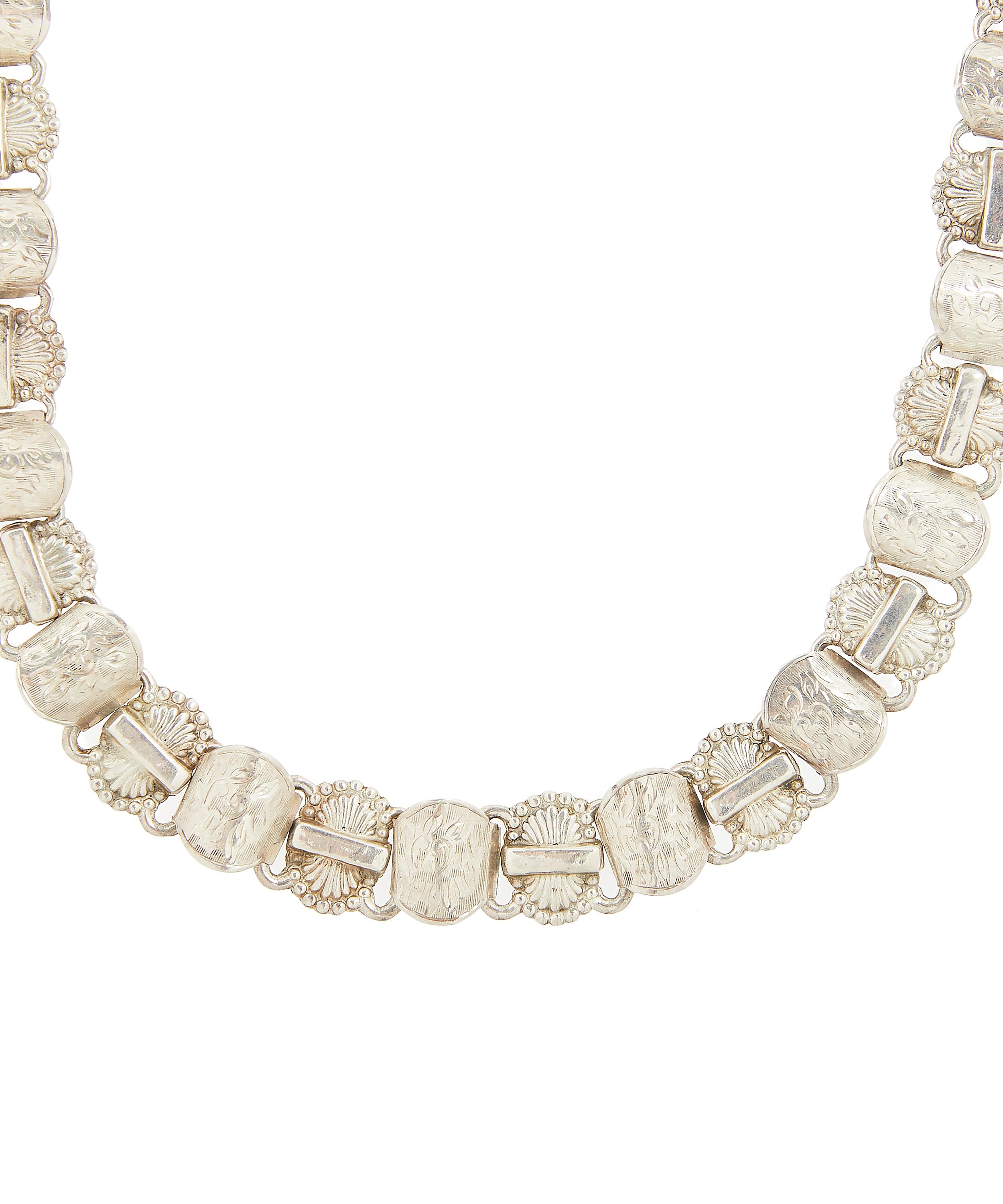 Designer Vintage - 1970s Silver Scallop Necklace image number 2