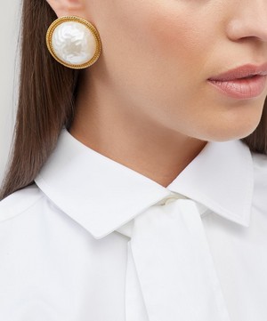 Designer Vintage - 1980s Gilt Faux Pearl Clip-On Earrings image number 1