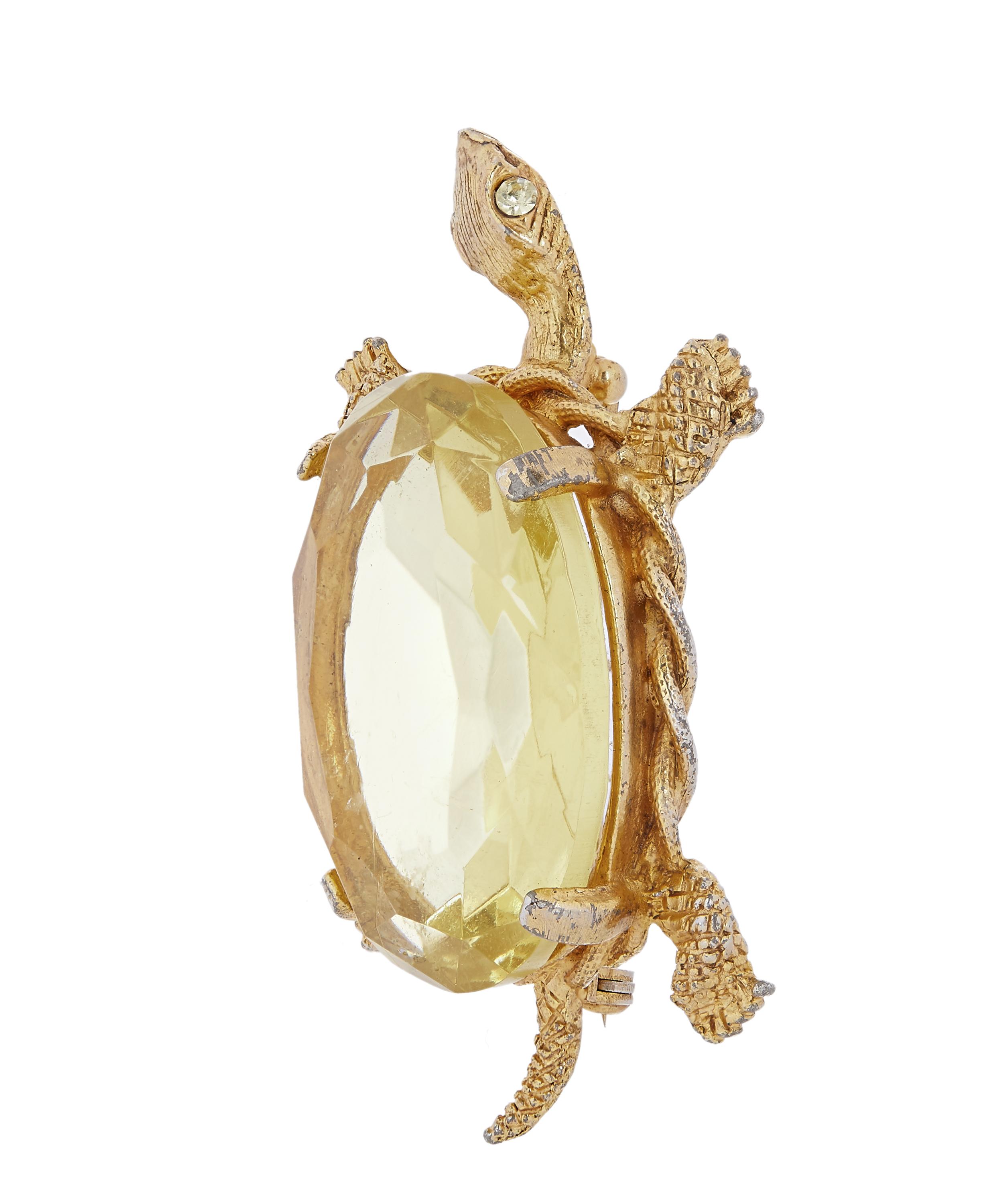 Designer Vintage - 1940s Jeanne Gilt Faux Citrine Turtle Brooch image number 2