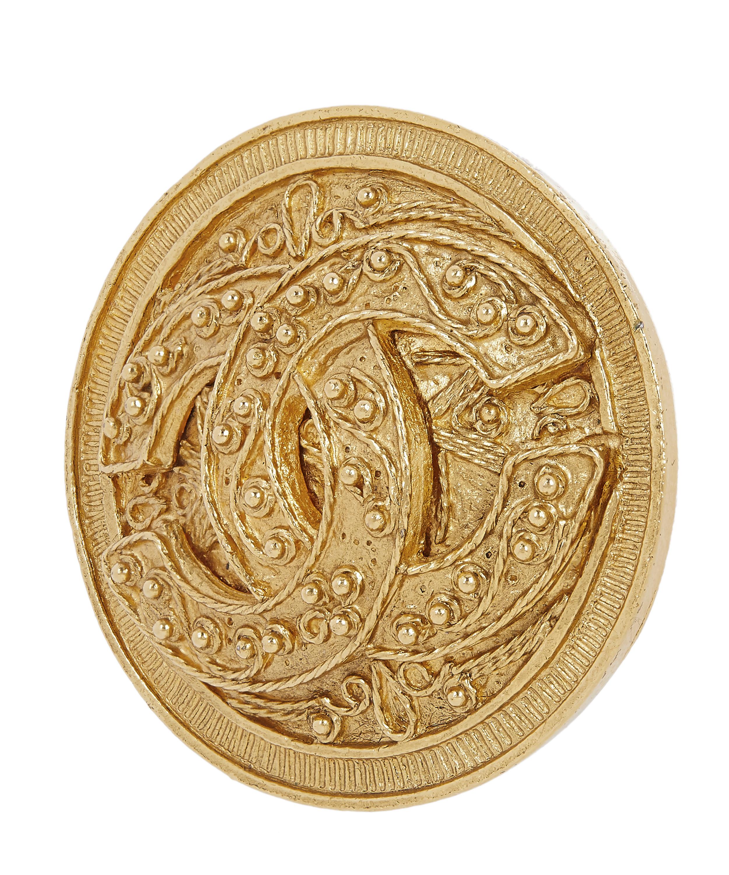 Designer Vintage - 1990s Chanel Gilt Shield Brooch image number 2