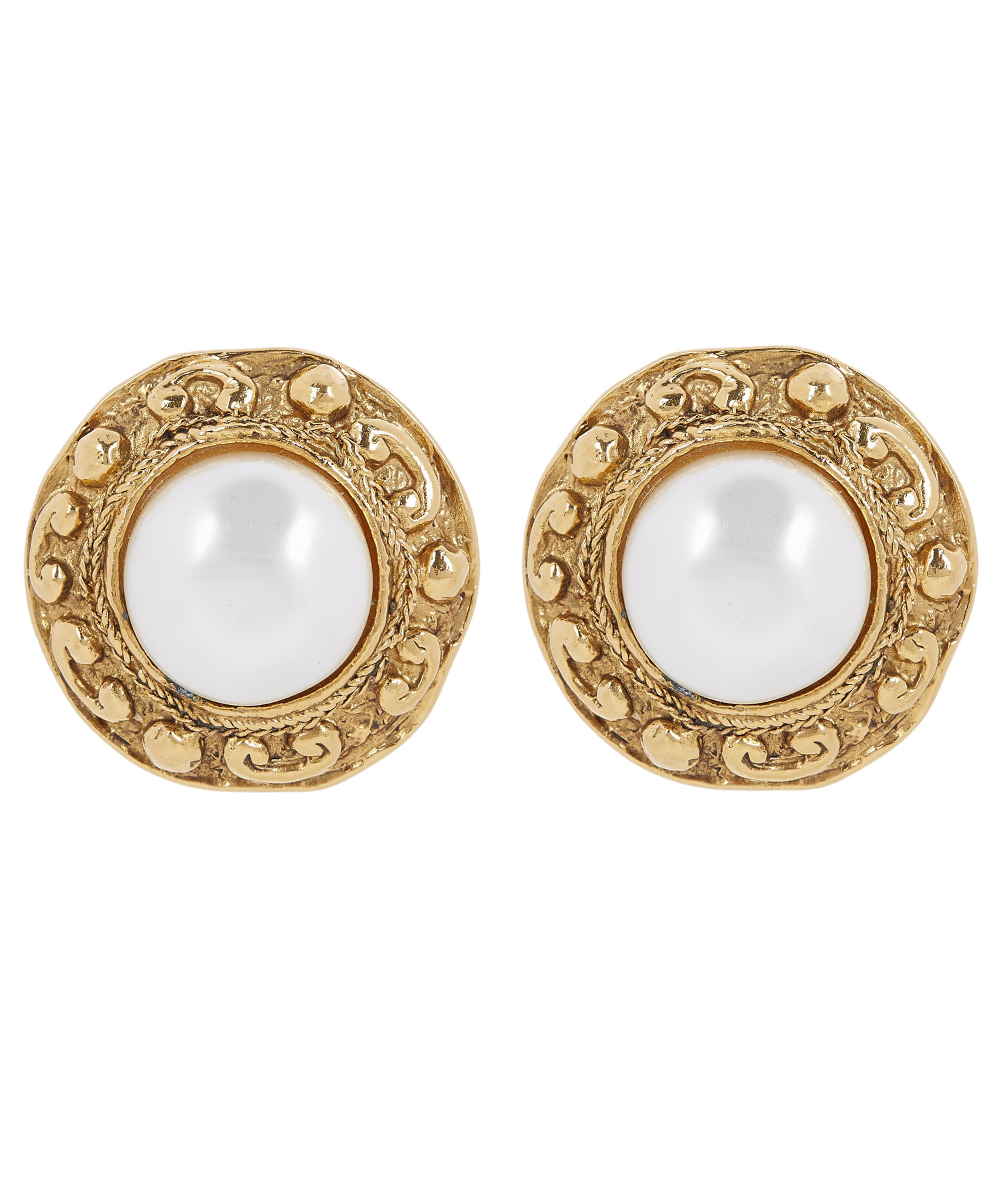 Designer Vintage - 1980s Chanel Gilt Faux Pearl Clip-On Earrings image number 0