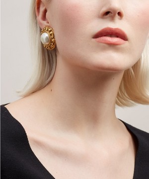 Designer Vintage - 1980s Chanel Gilt Faux Pearl Clip-On Earrings image number 1