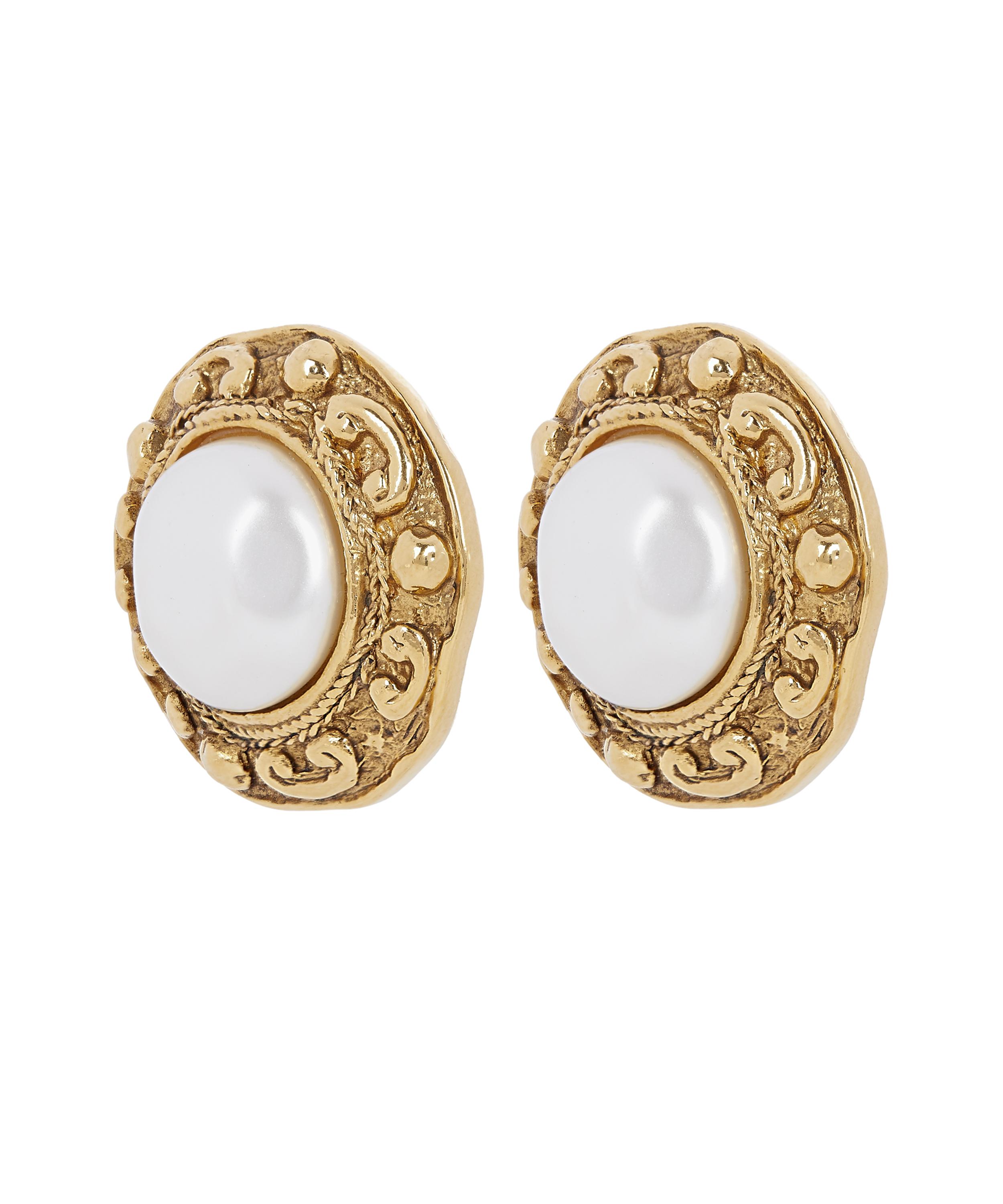 Designer Vintage - 1980s Chanel Gilt Faux Pearl Clip-On Earrings image number 2