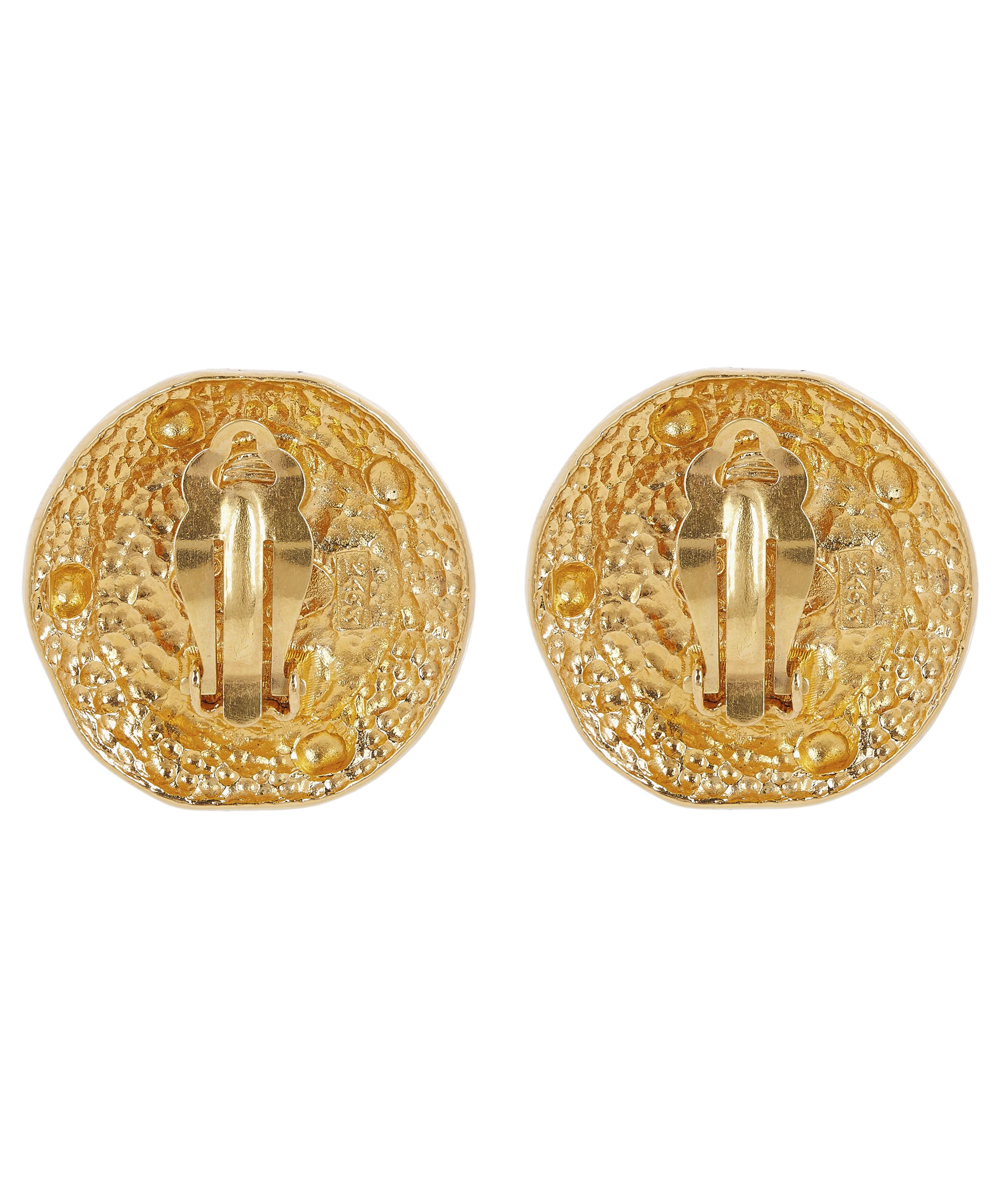 Designer Vintage - 1980s Chanel Gilt Faux Pearl Clip-On Earrings image number 3