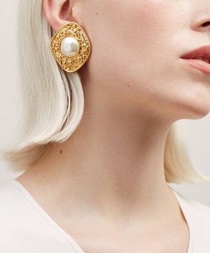 Designer Vintage - 1980s Chanel Gilt Faux Pearl Rhomboid Clip-On Earrings image number 1
