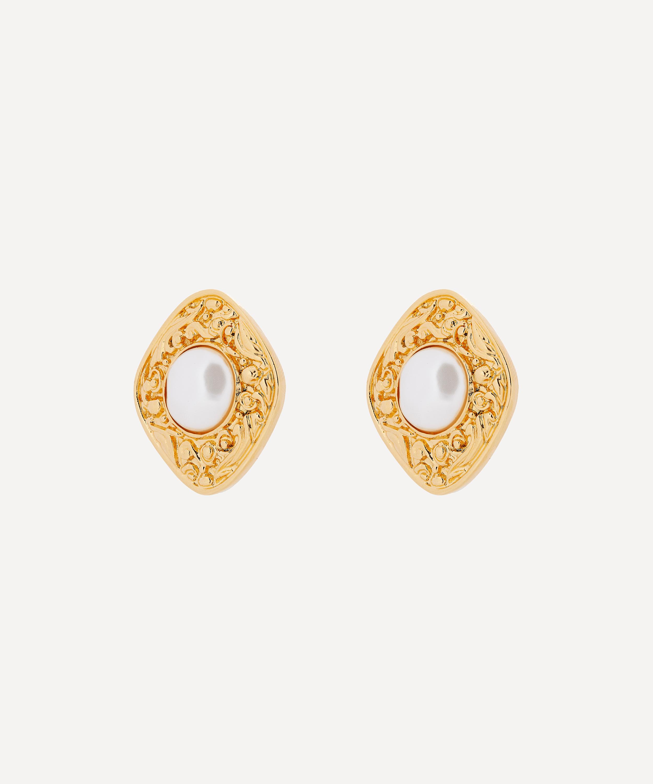 Designer Vintage - 1980s Chanel Gilt Faux Pearl Rhomboid Clip-On Earrings image number 2