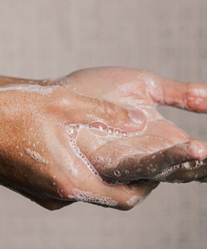 anatomē - Invigorating Hand + Body Wash 250ml image number 1