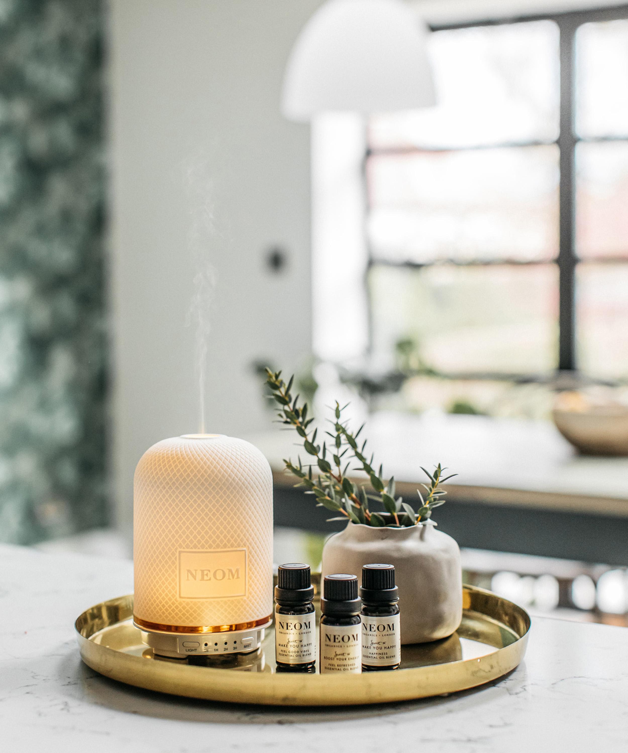 NEOM Wellbeing London - Scent to Make You Happy Jasmine Bergamot and Geranium Essential Oil Blend 10ml image number 2