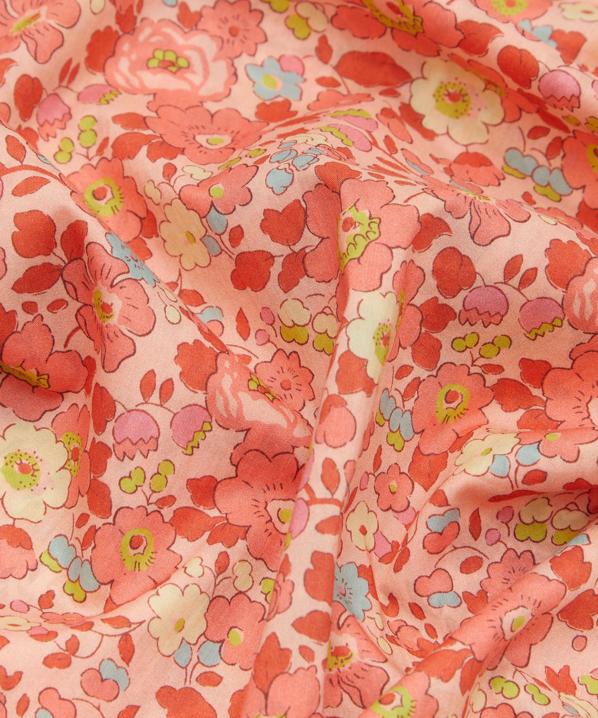 Coco & Wolf - Betsy and Poppy and Daisy Scalloped Table Runner image number 3