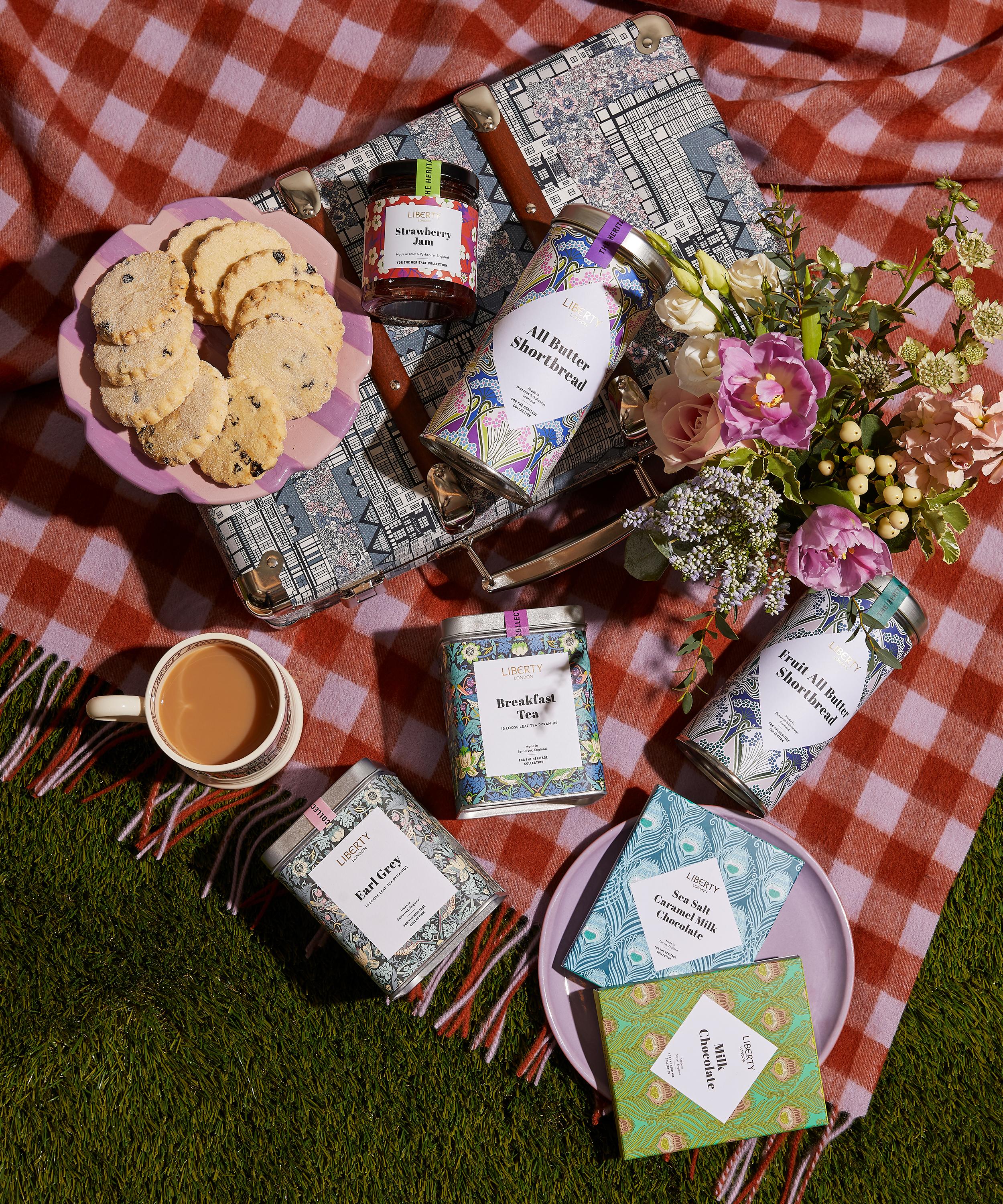 Liberty - Tudor Belle Heritage Suitcase Hamper image number 1