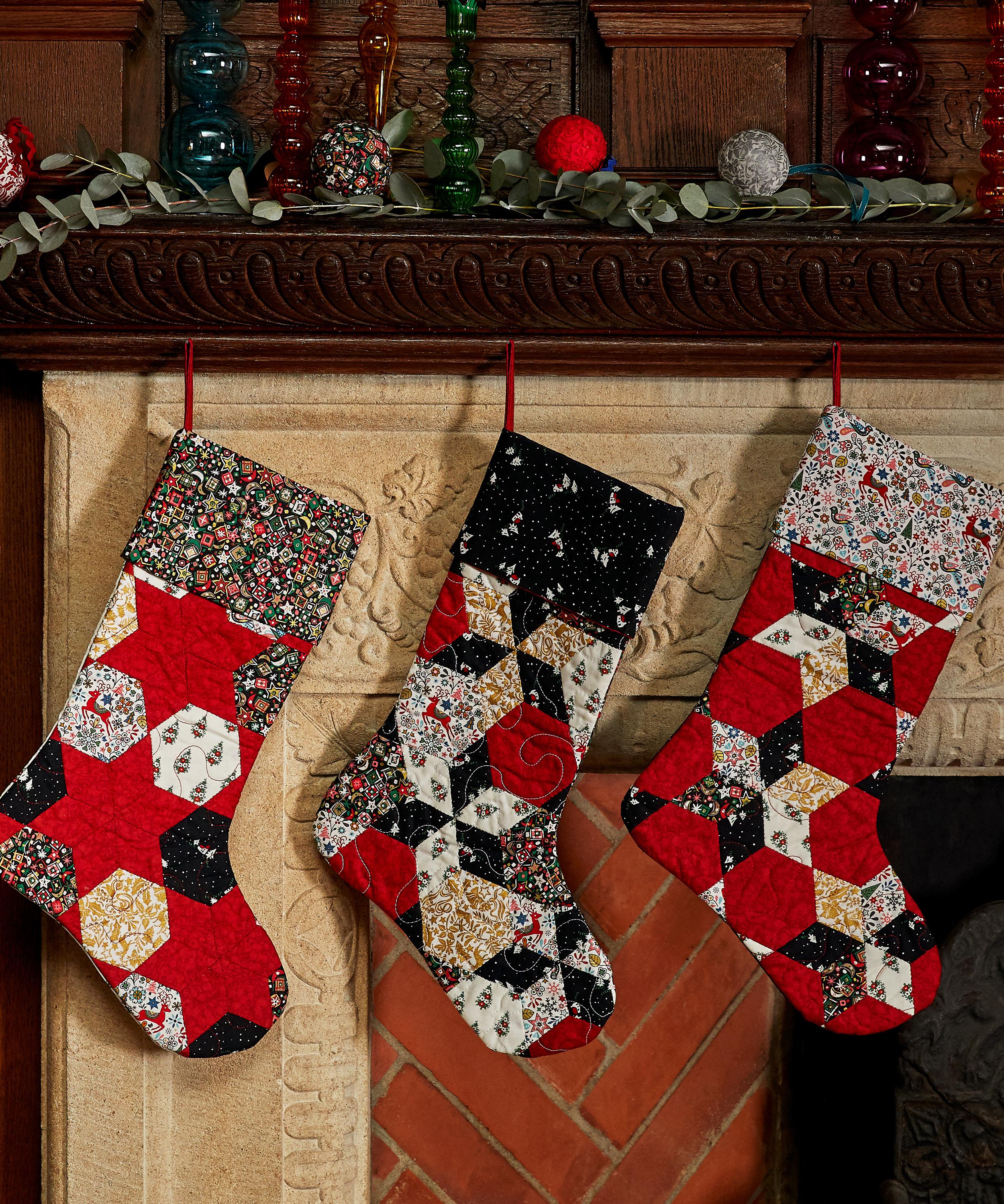 Liberty Fabrics - Christmas Charm Lasenby Quilting Cotton image number 1