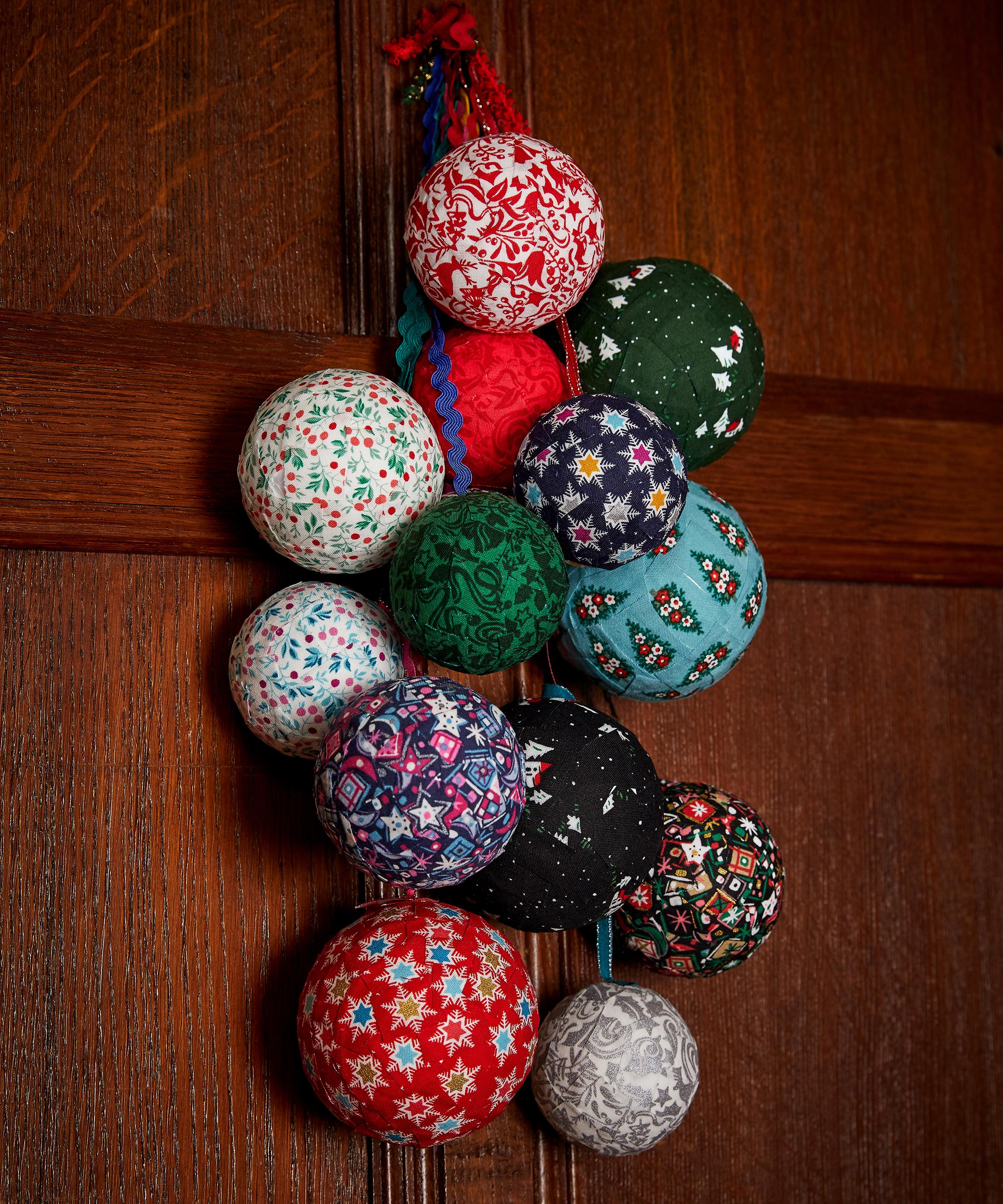 Liberty Fabrics - Christmas Charm Lasenby Quilting Cotton image number 1