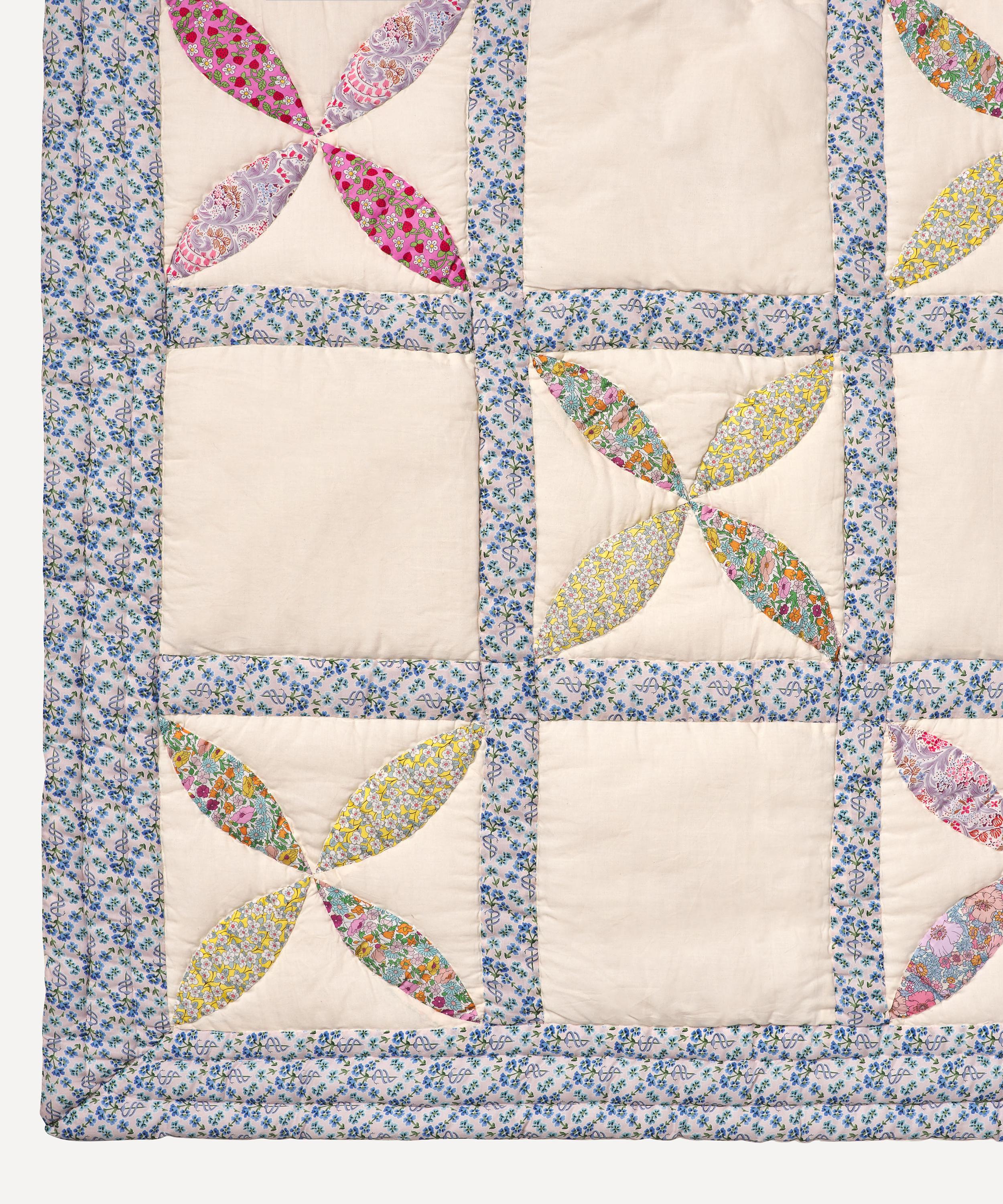 Projektityyny - Valko Apila Liberty Print Patchwork Quilt image number 2