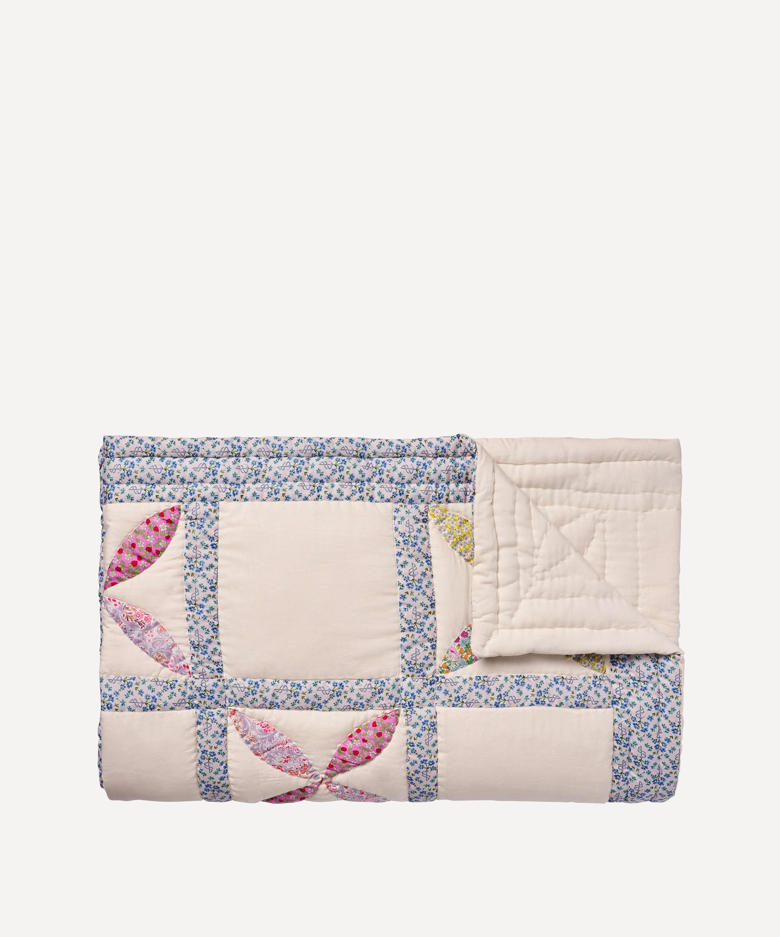 Projektityyny - Valko Apila Liberty Print Patchwork Quilt image number 0