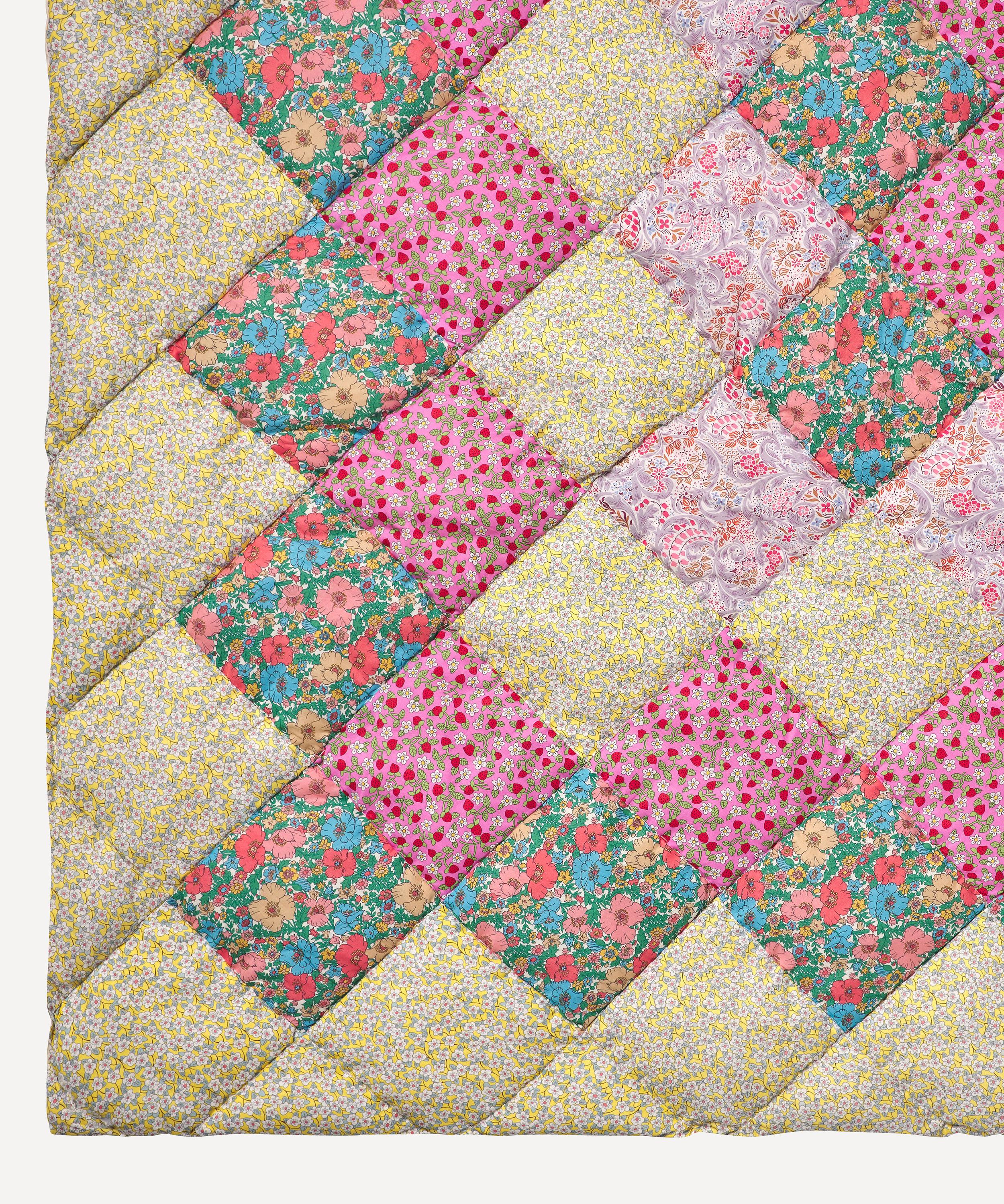 Projektityyny - Vuoren Huippu Liberty Print Patchwork Quilt image number 2
