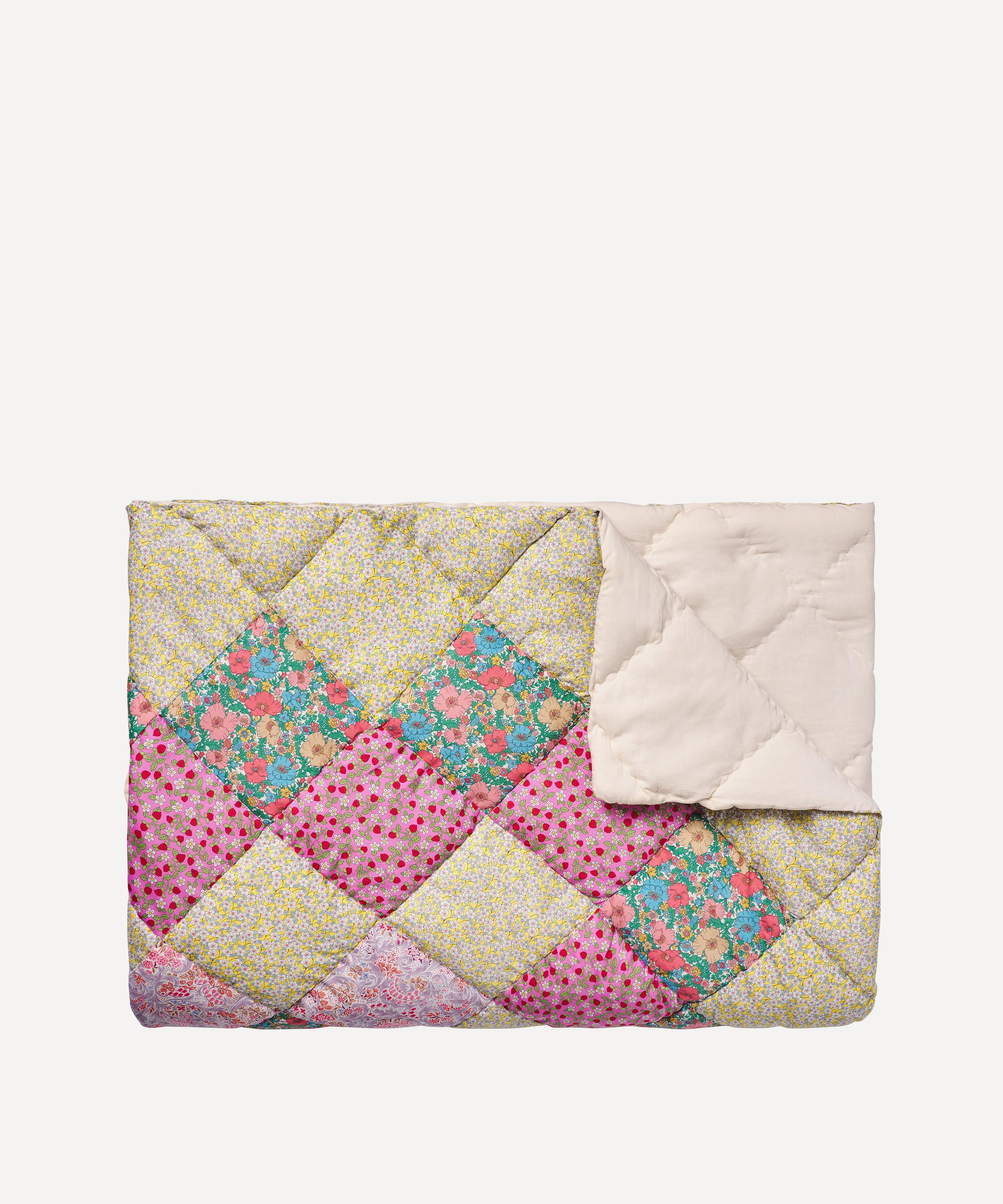 Projektityyny - Vuoren Huippu Liberty Print Patchwork Quilt image number 0