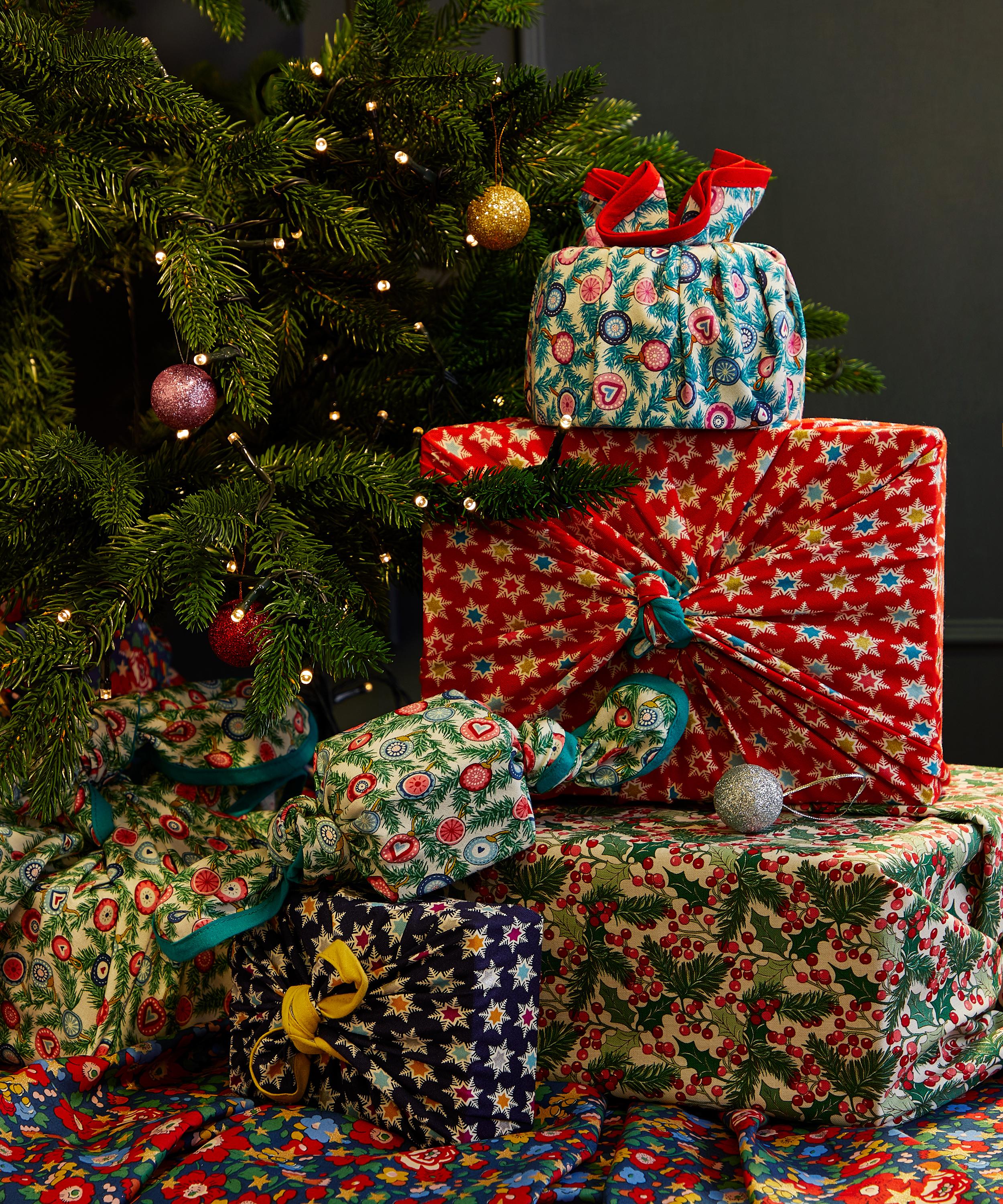 Liberty - Winterberry Holly Cotton Gift Wrap 70x70 image number 1