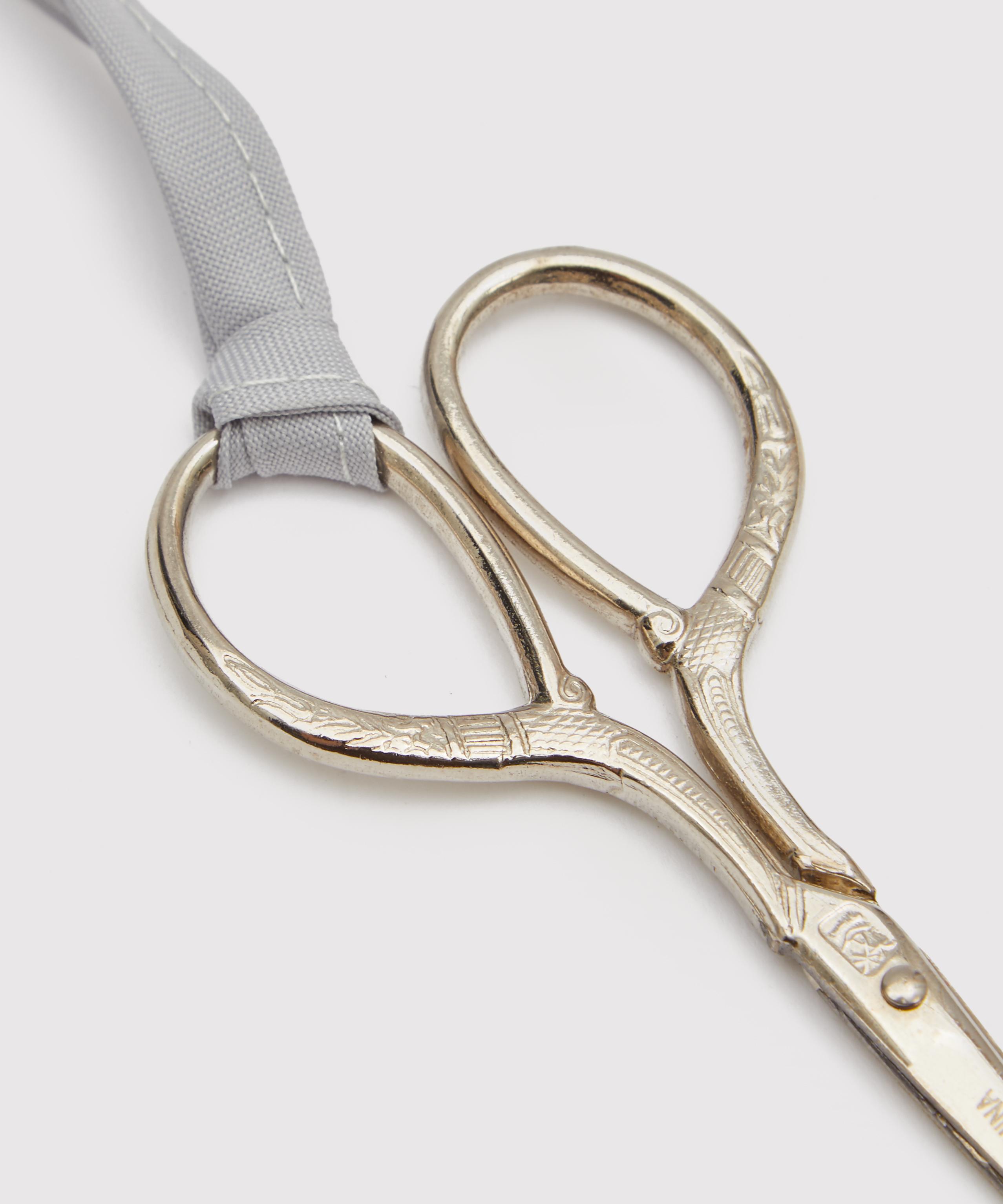 Liberty - Tudor Belle Print Sewing Scissors in Pouch image number 3