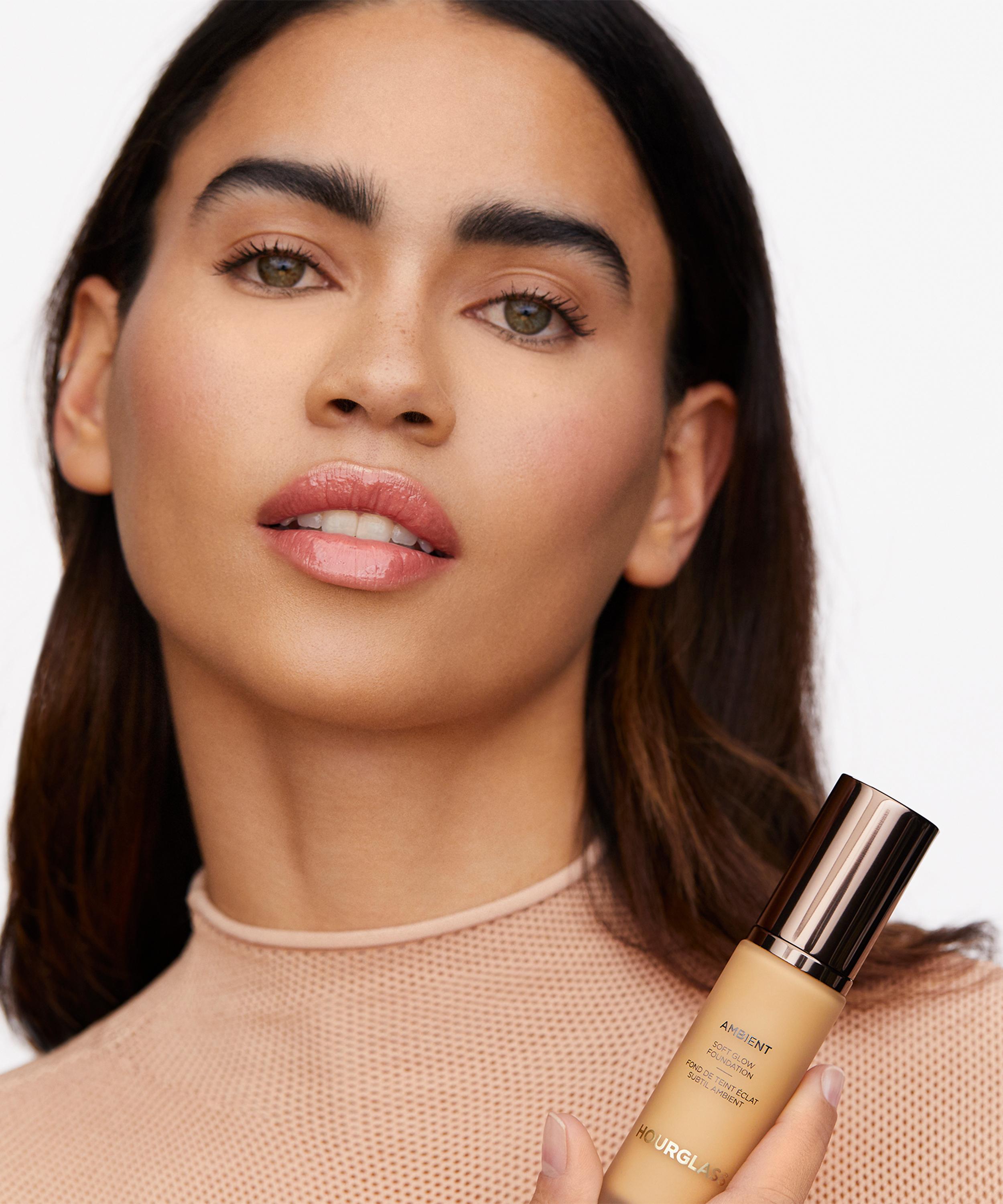 Hourglass - Ambient Soft Glow Foundation 30ml image number 2