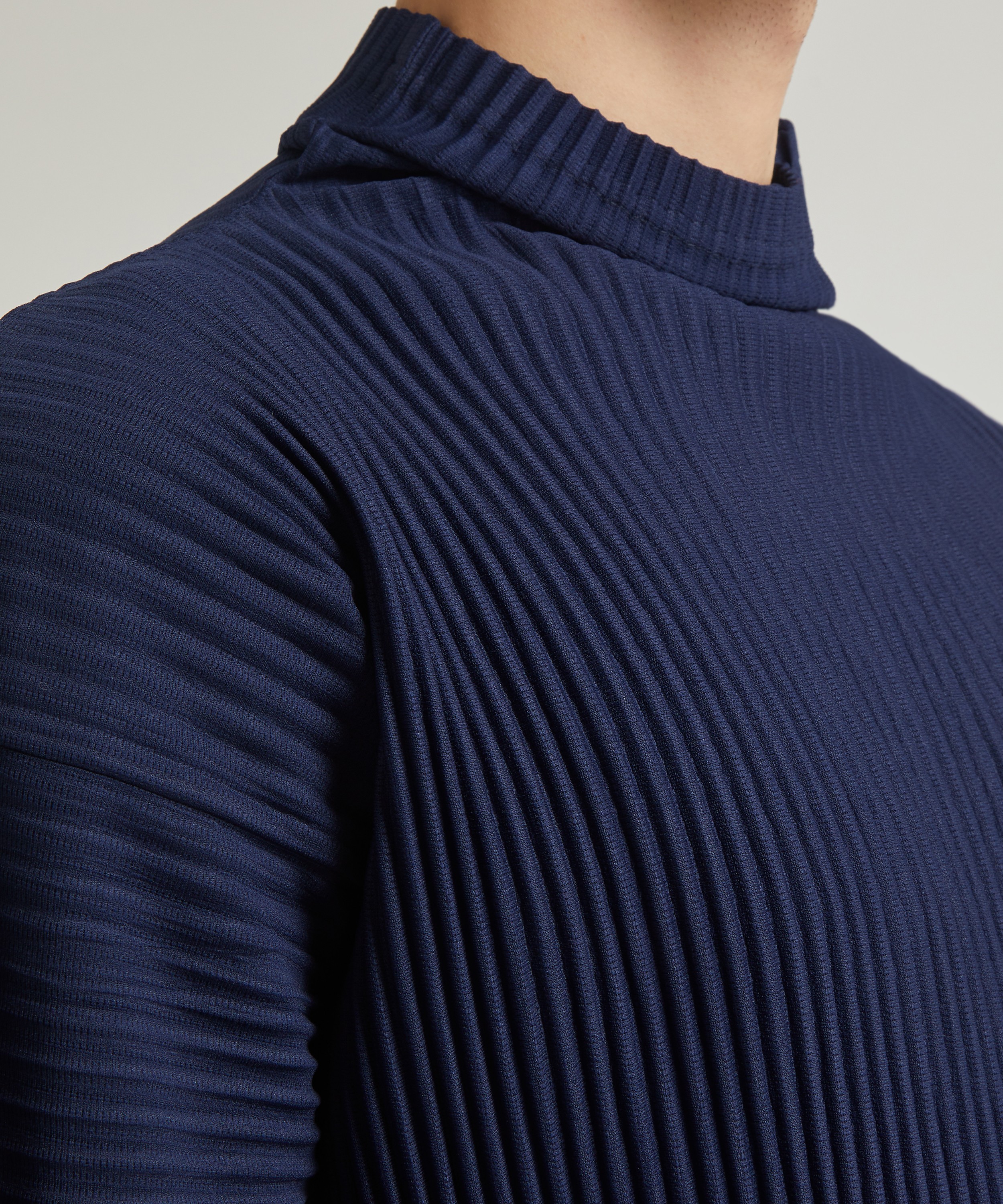 HOMME PLISSÉ ISSEY MIYAKE - MC December Pleated High-Neck T-Shirt image number 4