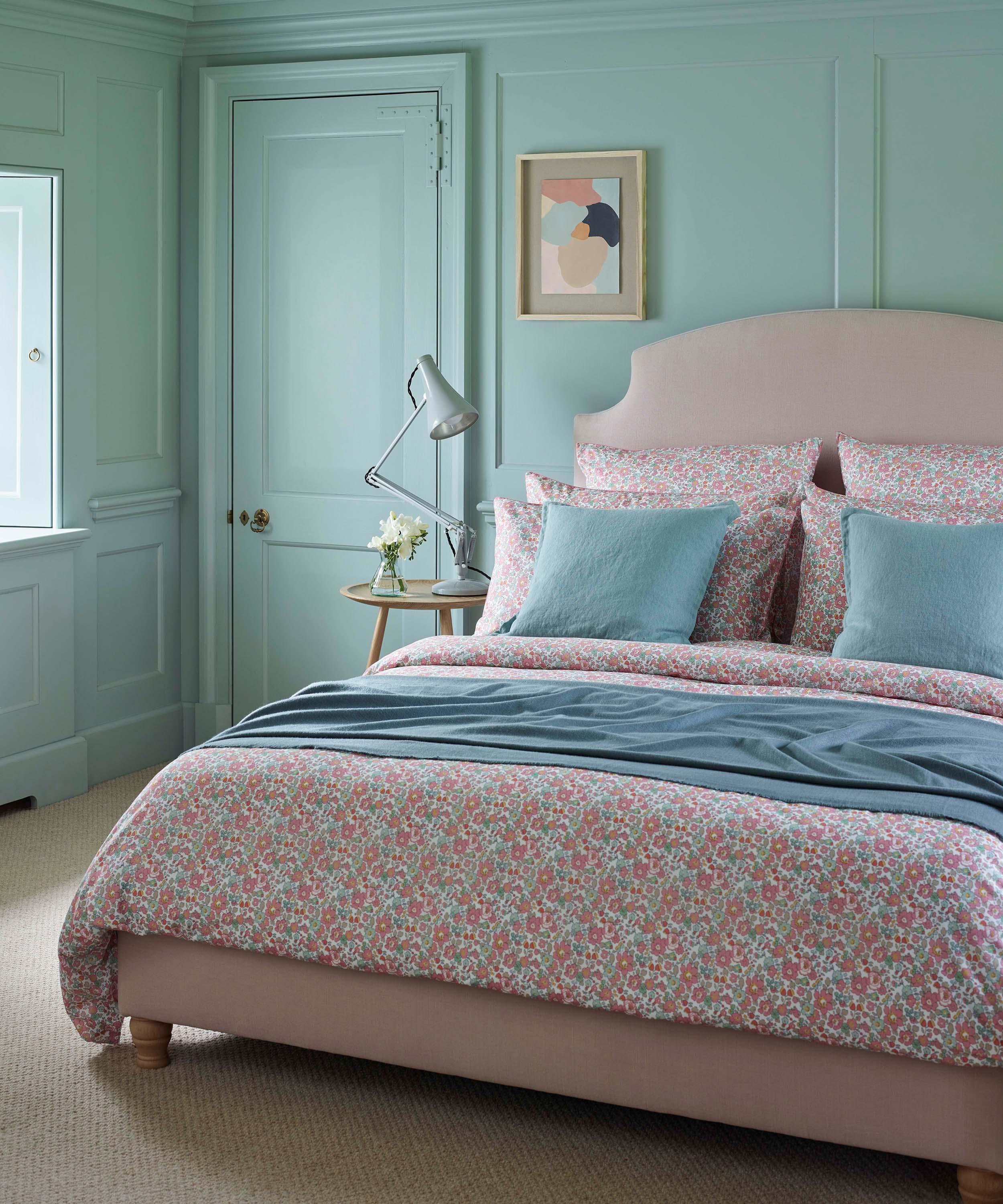 Liberty - Betsy Pink Tana Lawn™ Super King Duvet Set image number 1