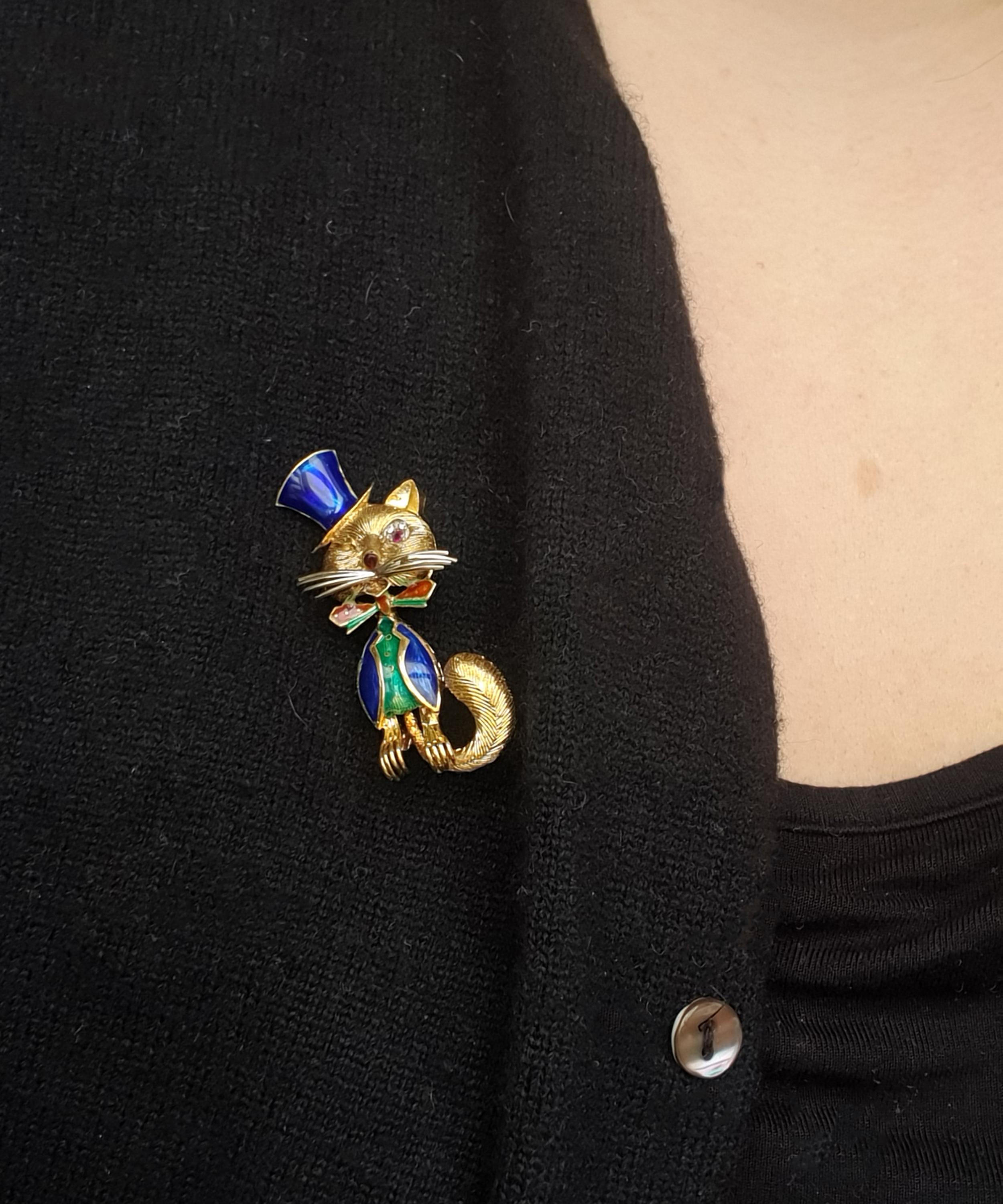 Kojis - 18ct Gold Enamel Top Hat Cat Brooch image number 1