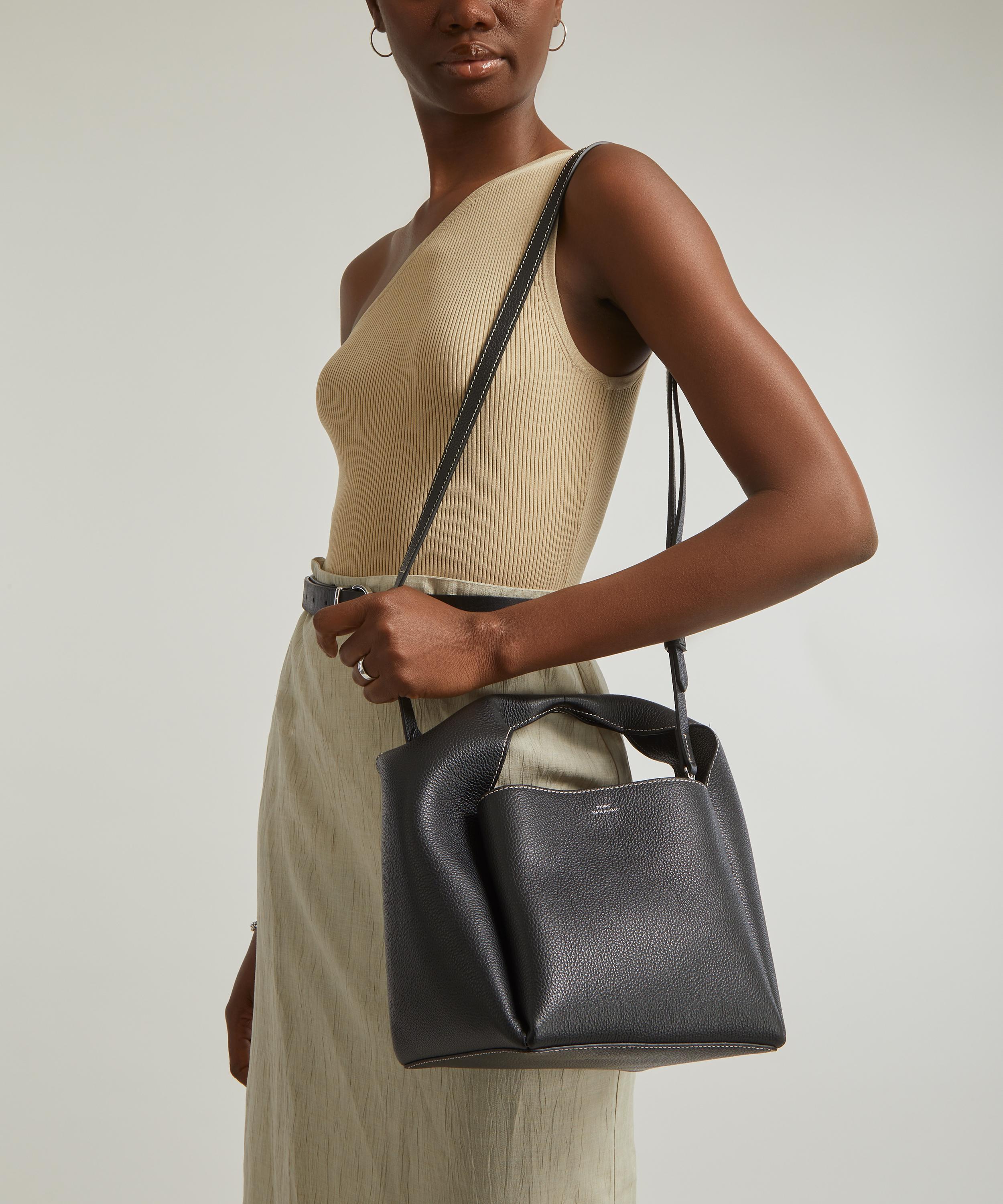 Bucket bag black grain – Totême