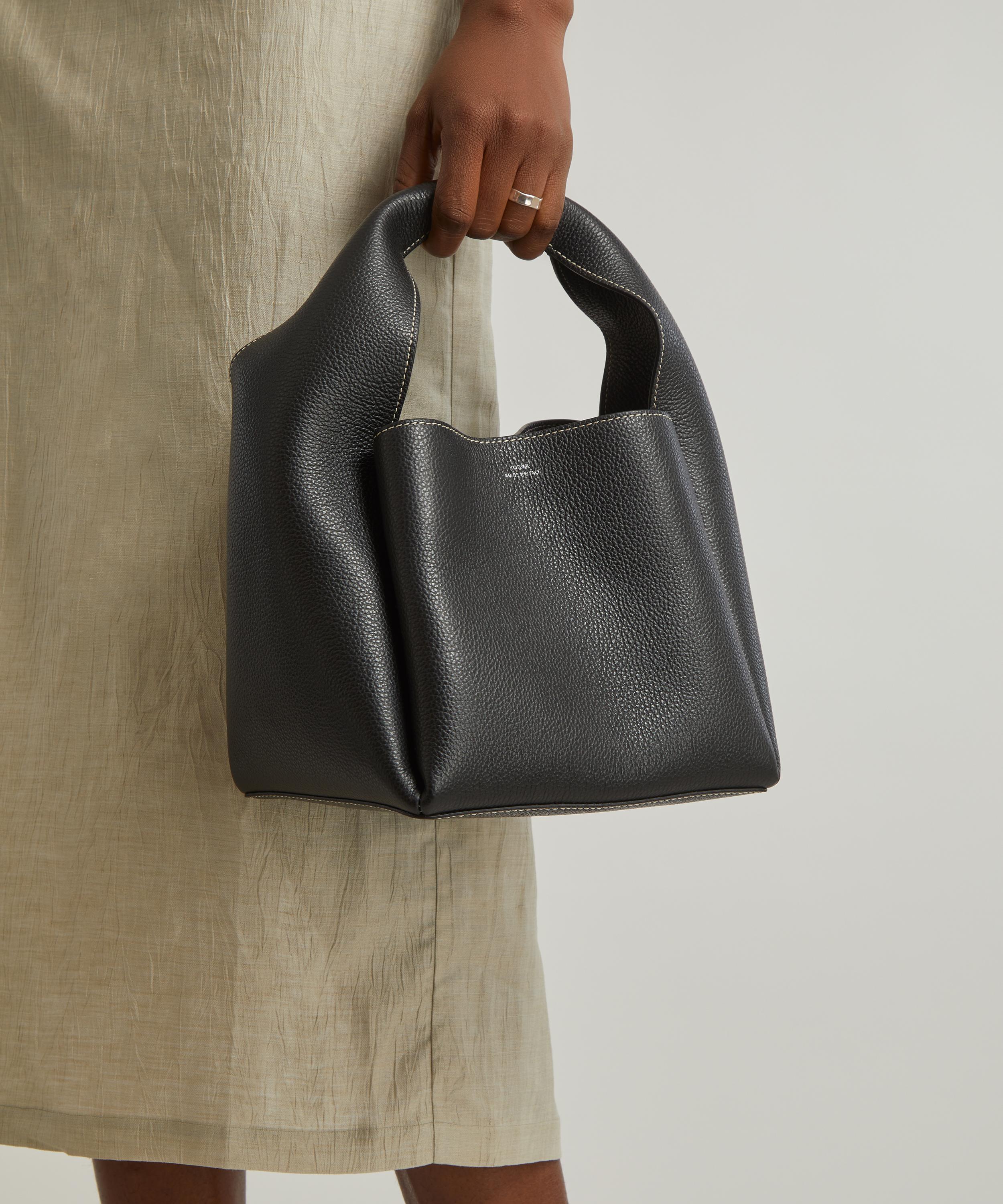 Bucket bag black grain – Totême