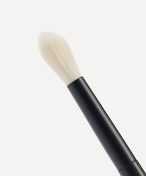 Lisa Eldridge Beauty - No. 8 Seamless Blend Makeup Brush image number 2