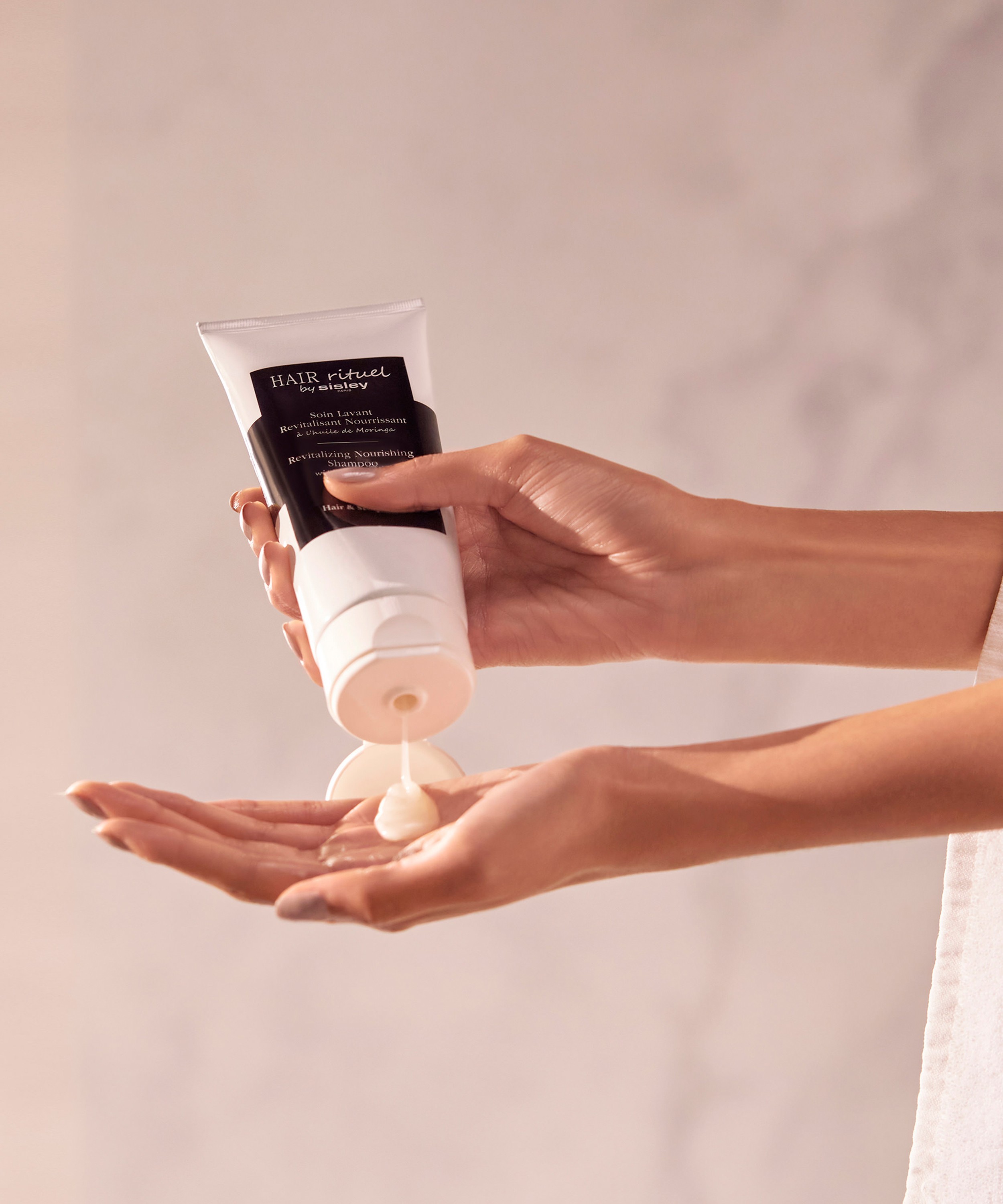 Sisley Paris - Revitalising Nourishing Shampoo 500ml image number 2
