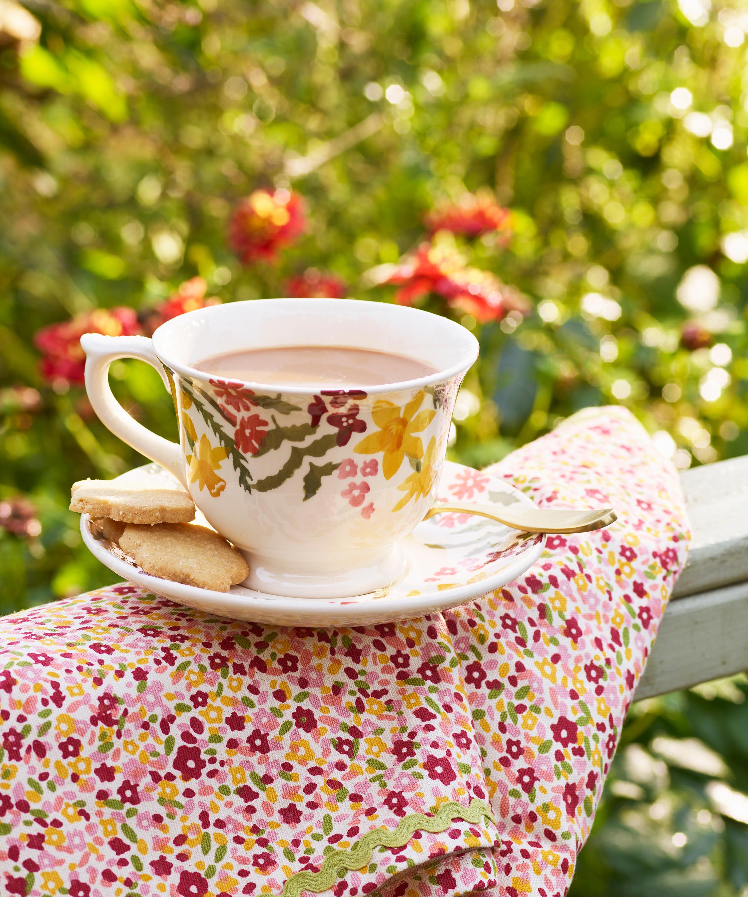 Emma Bridgewater - Wild Daffodils Large Teacup and Saucer image number 1