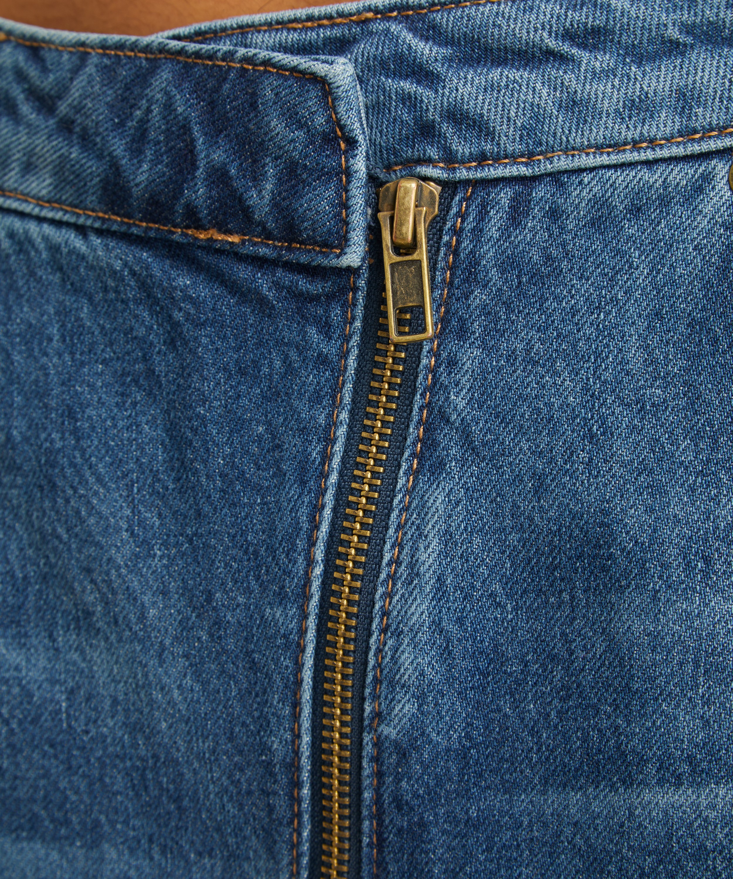 Frame - Barrel Leg Angled Zipper Jeans image number 4