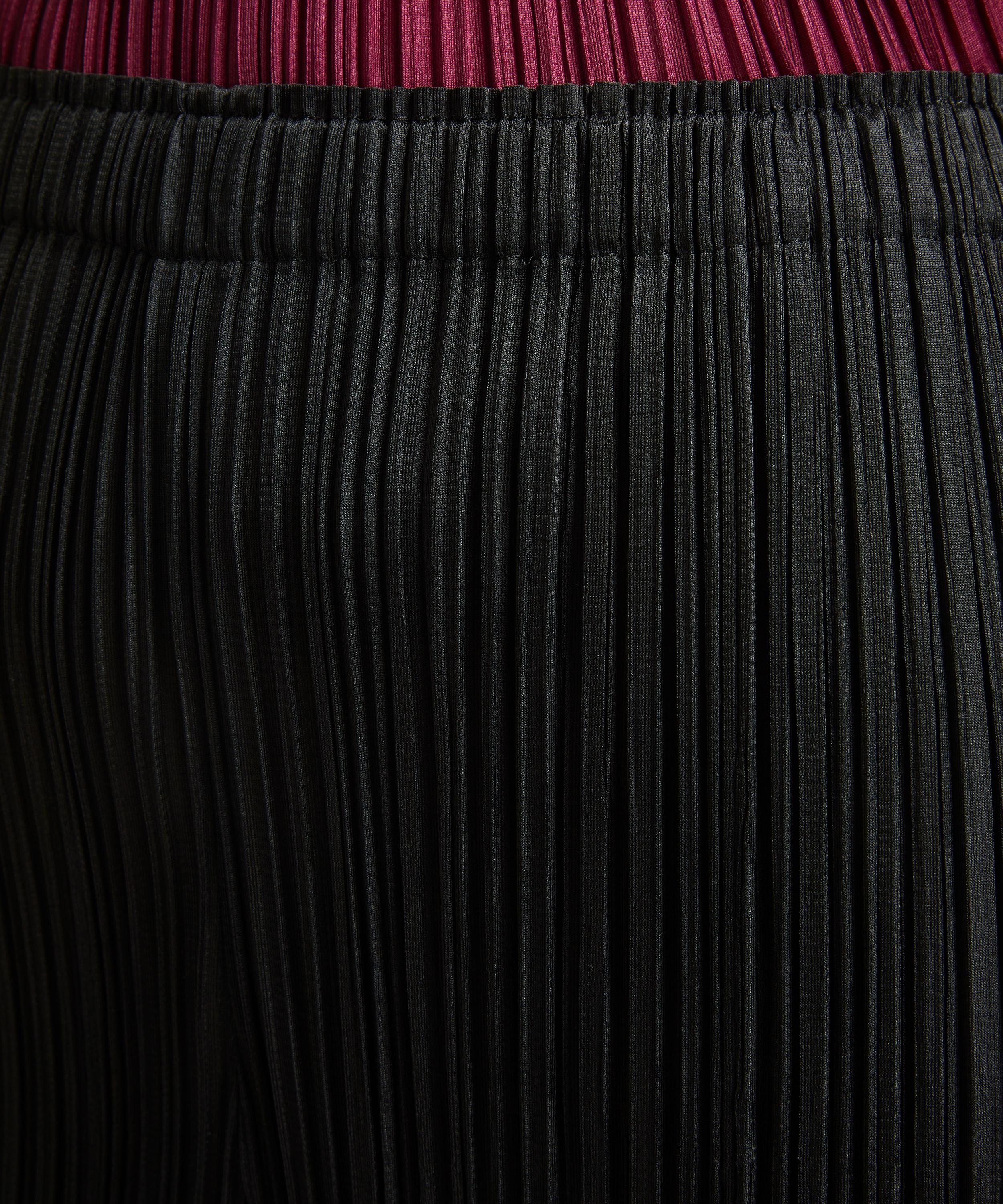 Pleats Please Issey Miyake - BASICS Pleated Cropped Trousers image number 4