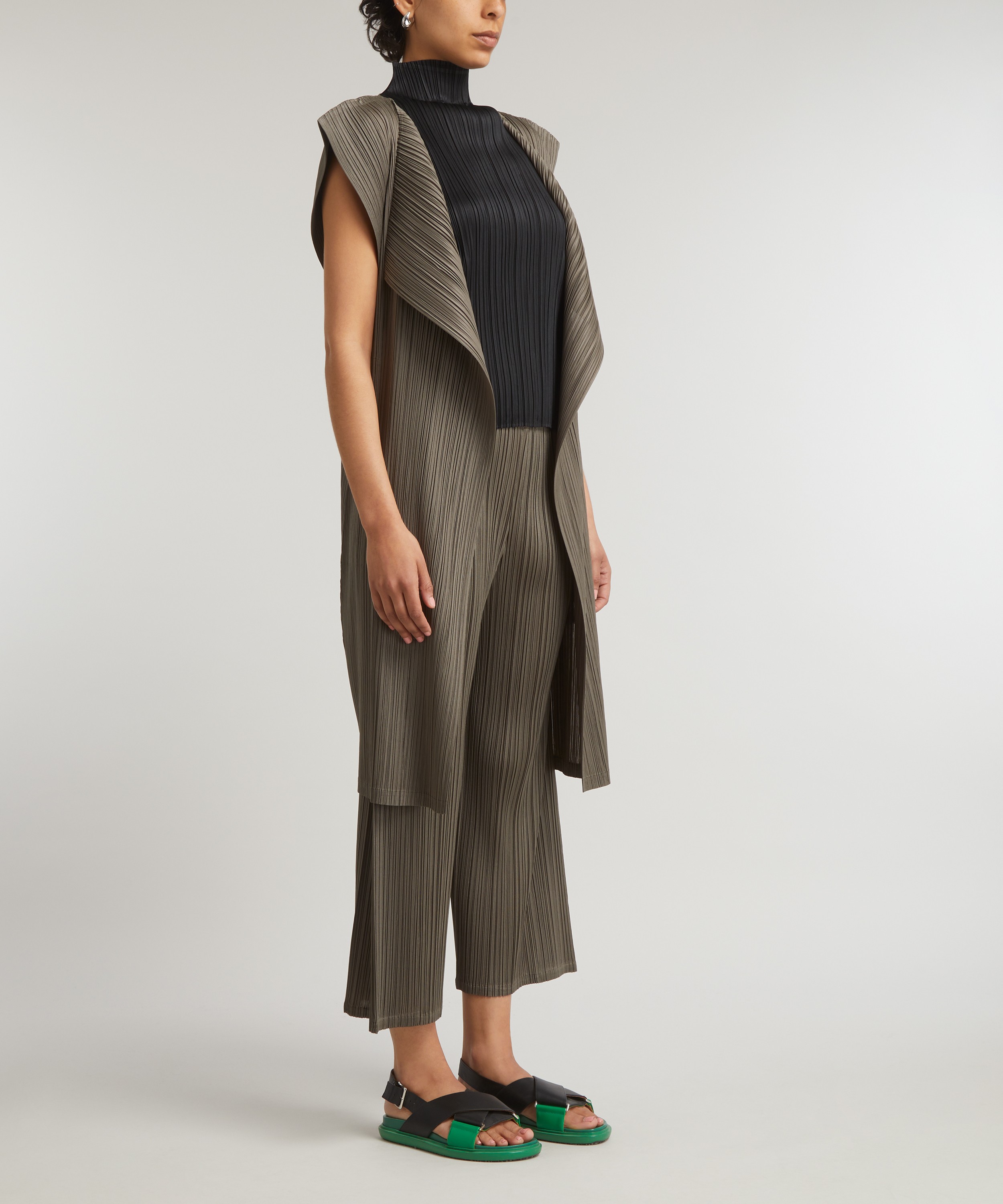 Pleats Please Issey Miyake - MONTHLY COLOURS MARCH Pleated Waistcoat image number 2