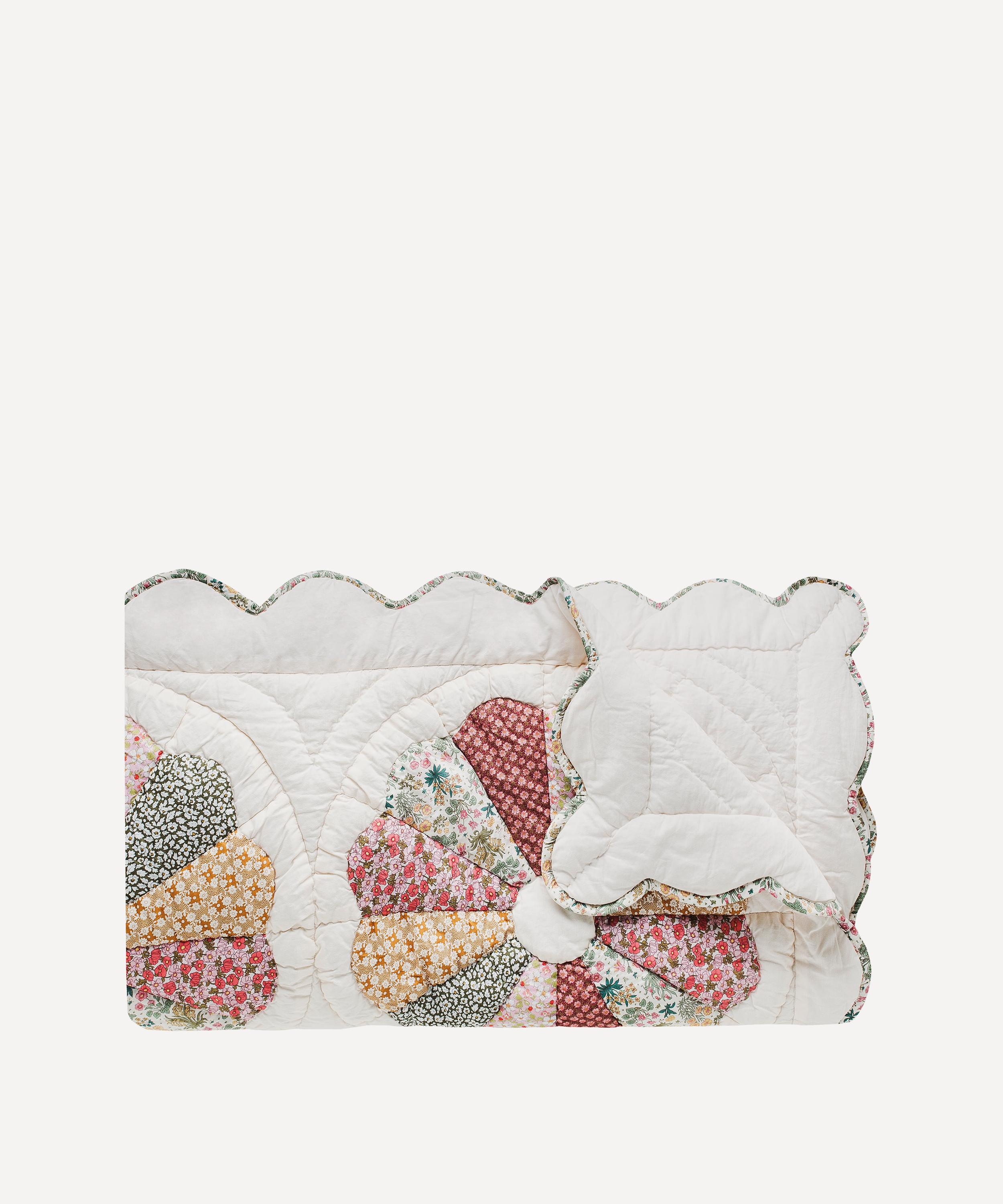 Projektityyny - Petal Patchwork Quilt