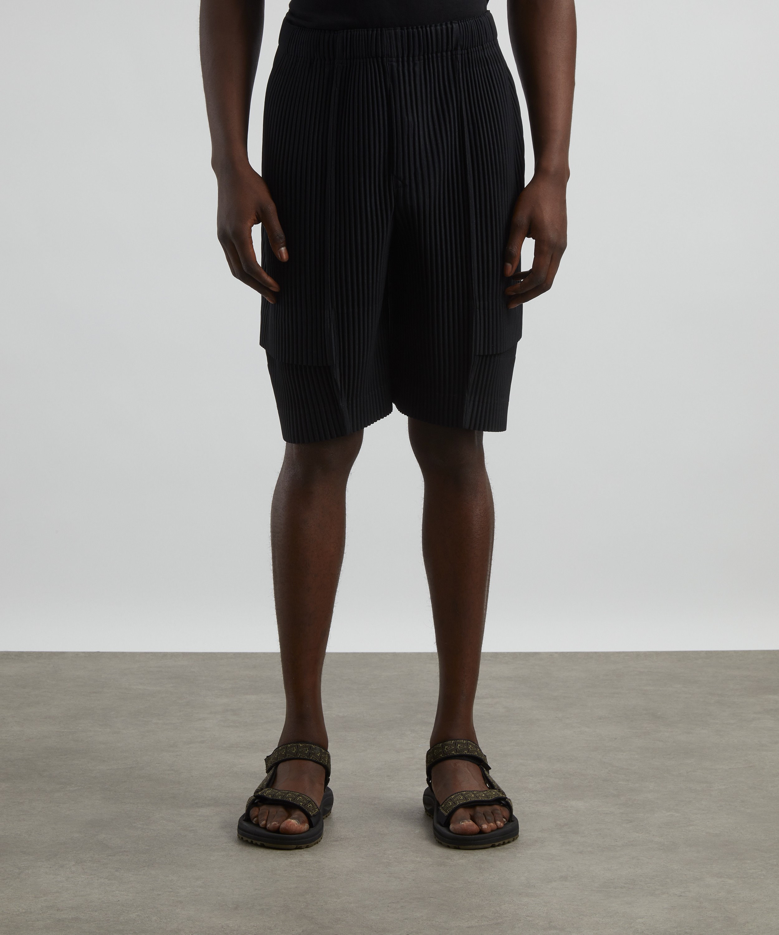 Homme Plisse Issey Miyake - CARGO Pleated Shorts image number 2