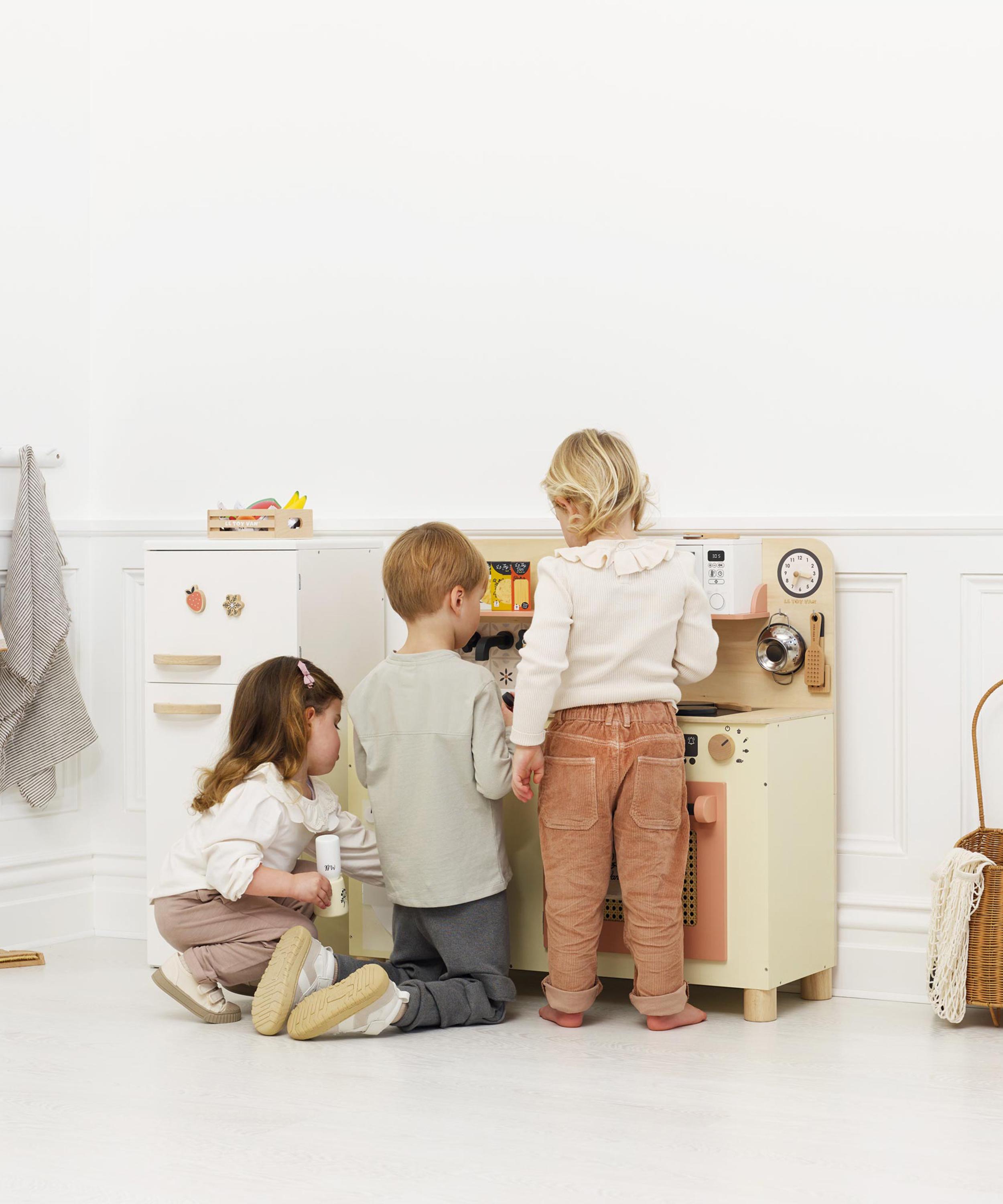 Le Toy Van - Family Size Wooden Play Kitchen Toy image number 2