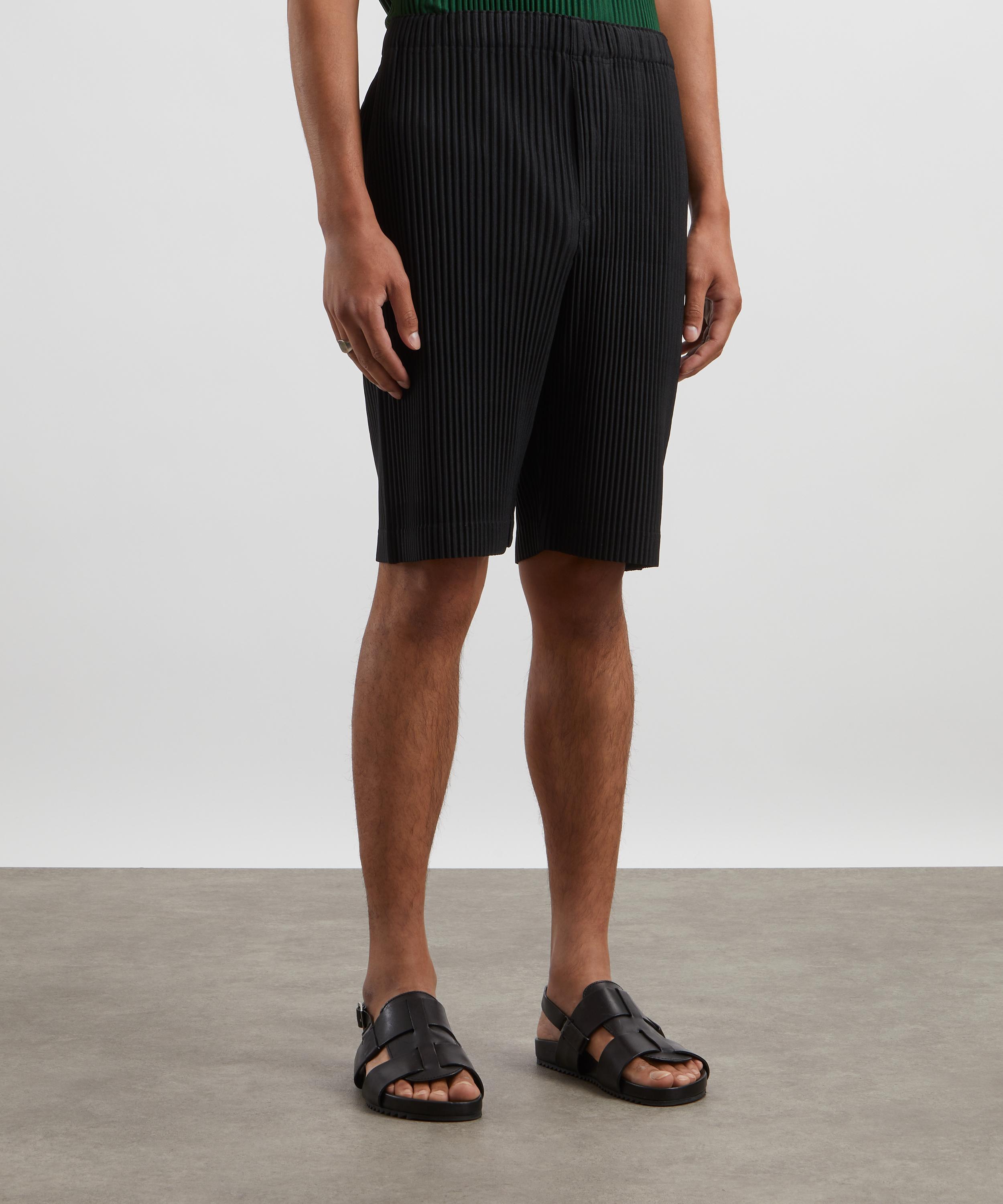 HOMME PLISSÉ ISSEY MIYAKE - MC AUGUST Black Pleated Shorts image number 2