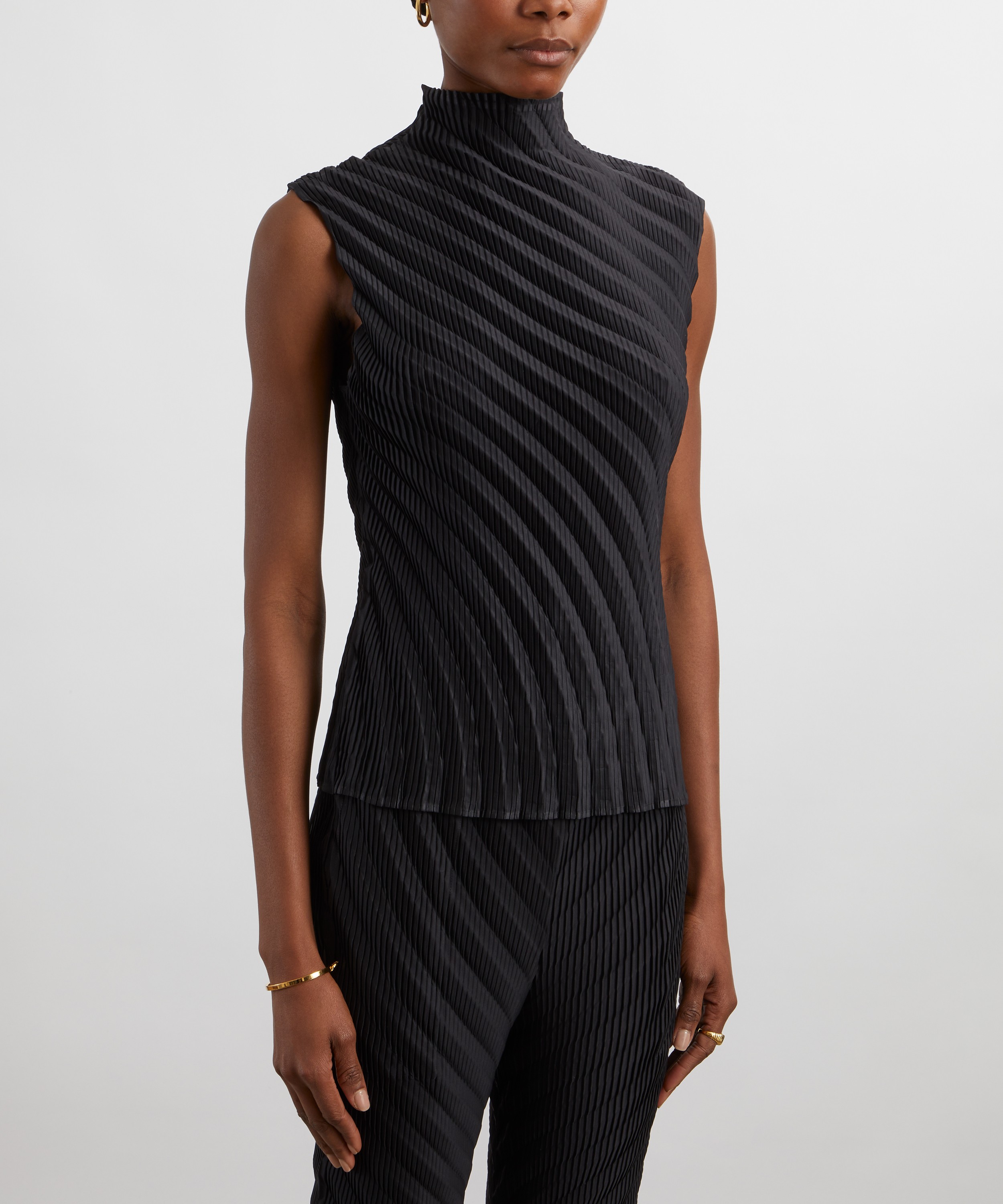 Issey Miyake - NUANCE PLEATS SOLID Sleeveless Top image number 2