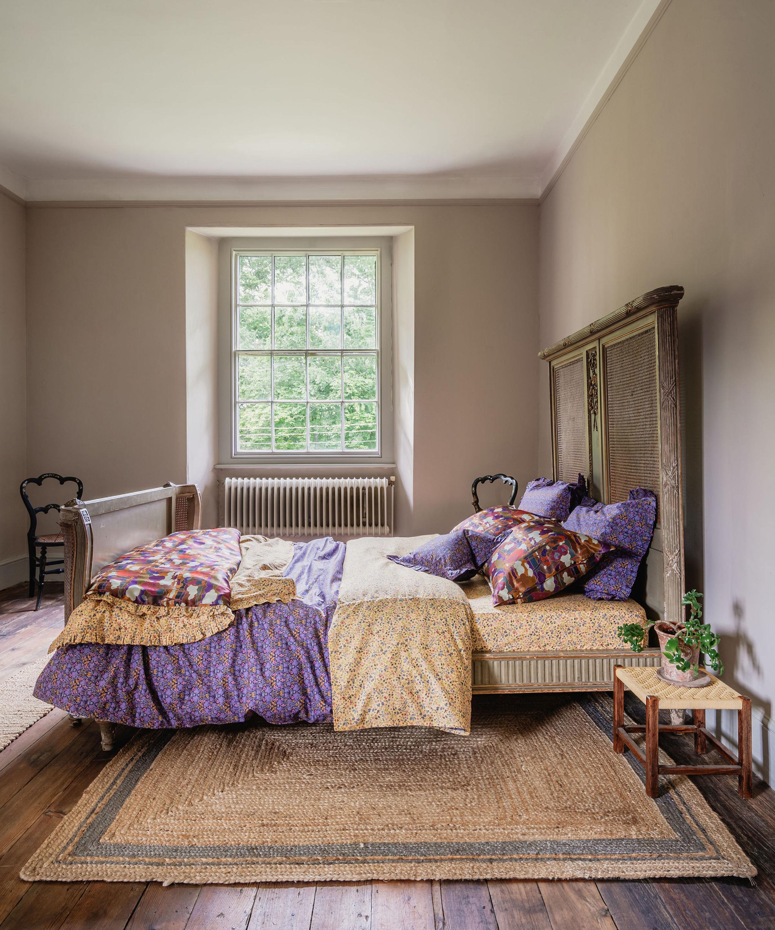 Coco & Wolf - Vine Thief and Wiltshire Bud Super King Duvet Cover Set image number 5