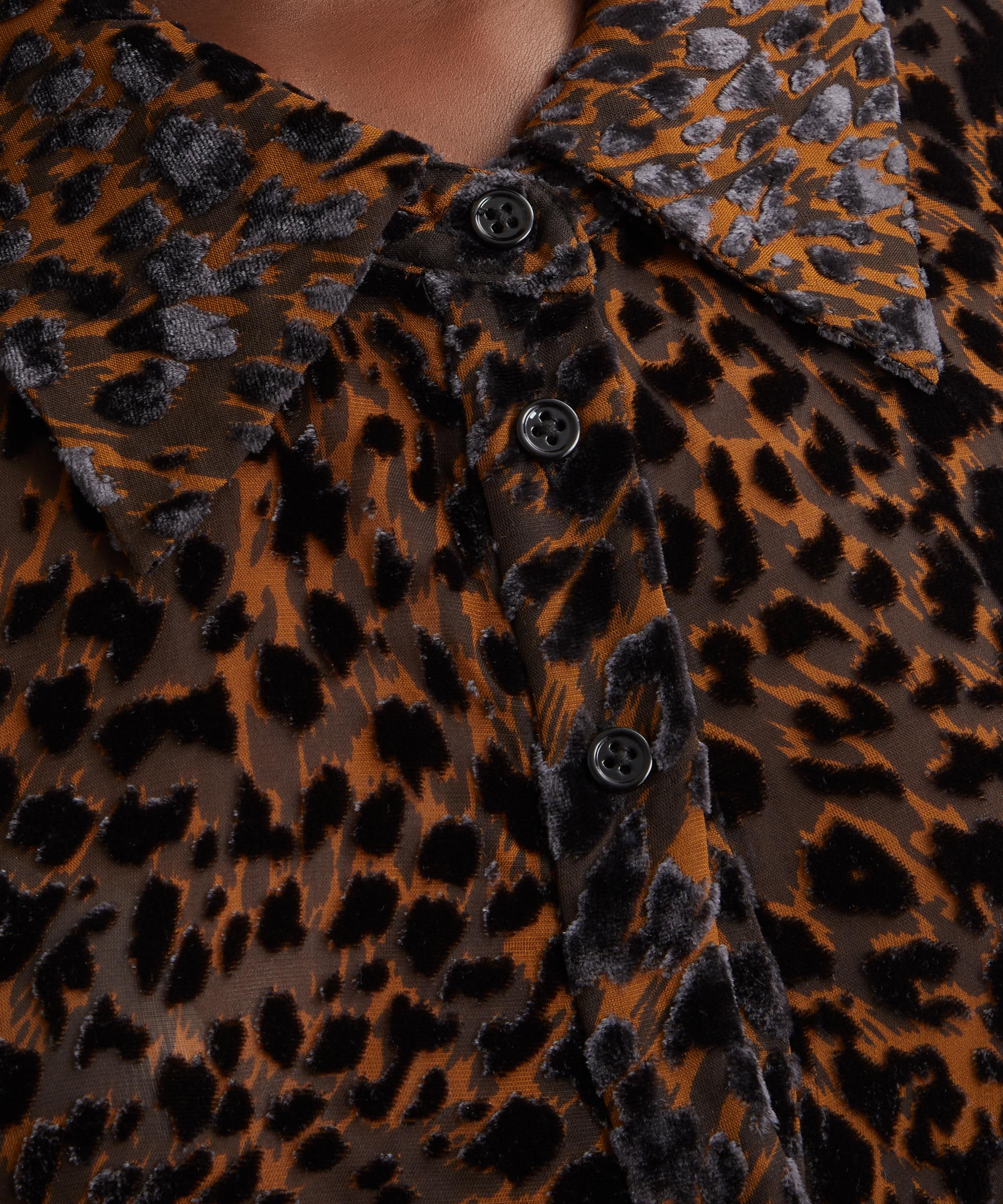 Paige - Desano Silk Velvet Cheetah Shirt image number 4