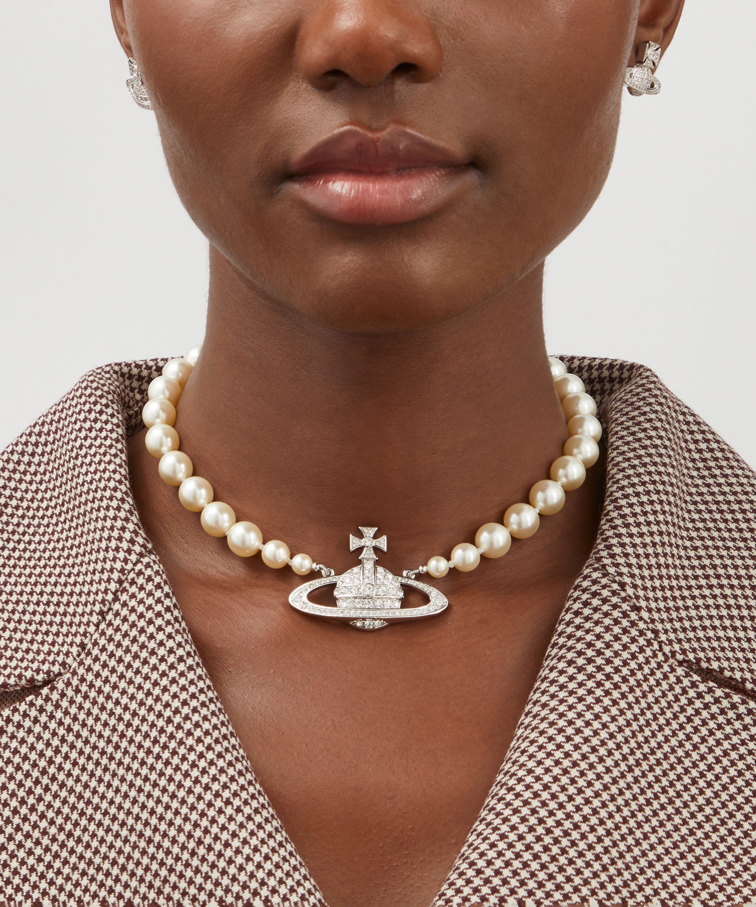 Vivienne Westwood - Silver-Tone One Row Pearl Bas Relief Choker Necklace image number 1