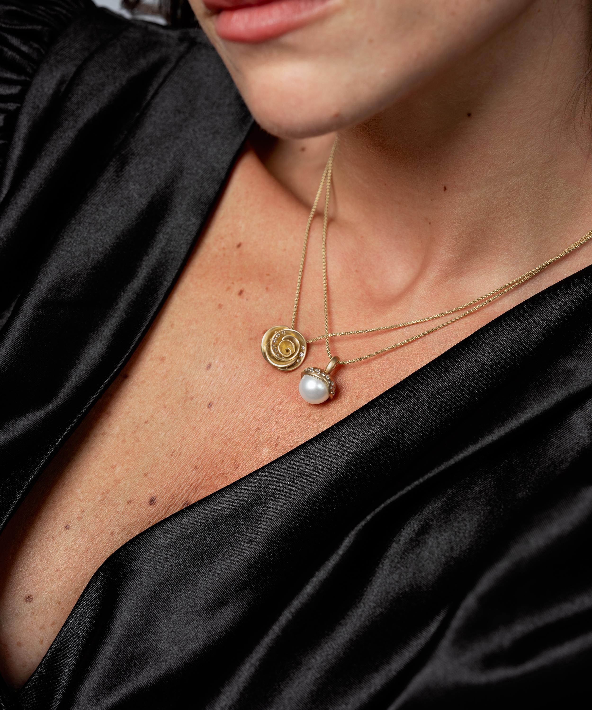 Nada Ghazal - 18ct Gold Rose Mini Pendant Necklace image number 1