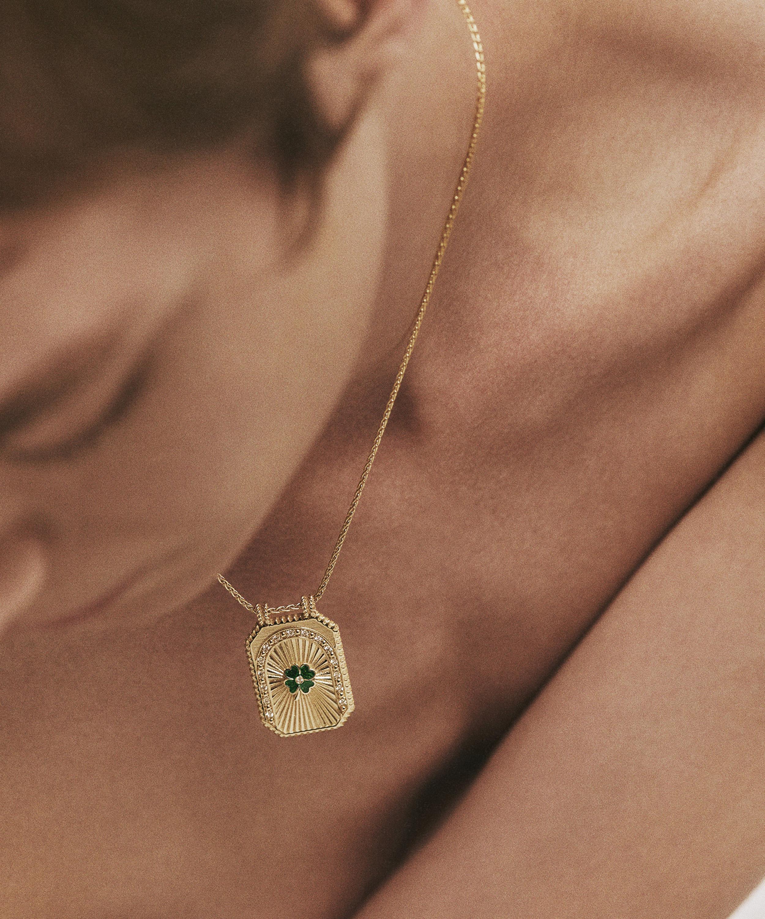 Marie Lichtenberg - 18ct Gold Clover Scapular Pendant Necklace image number 2