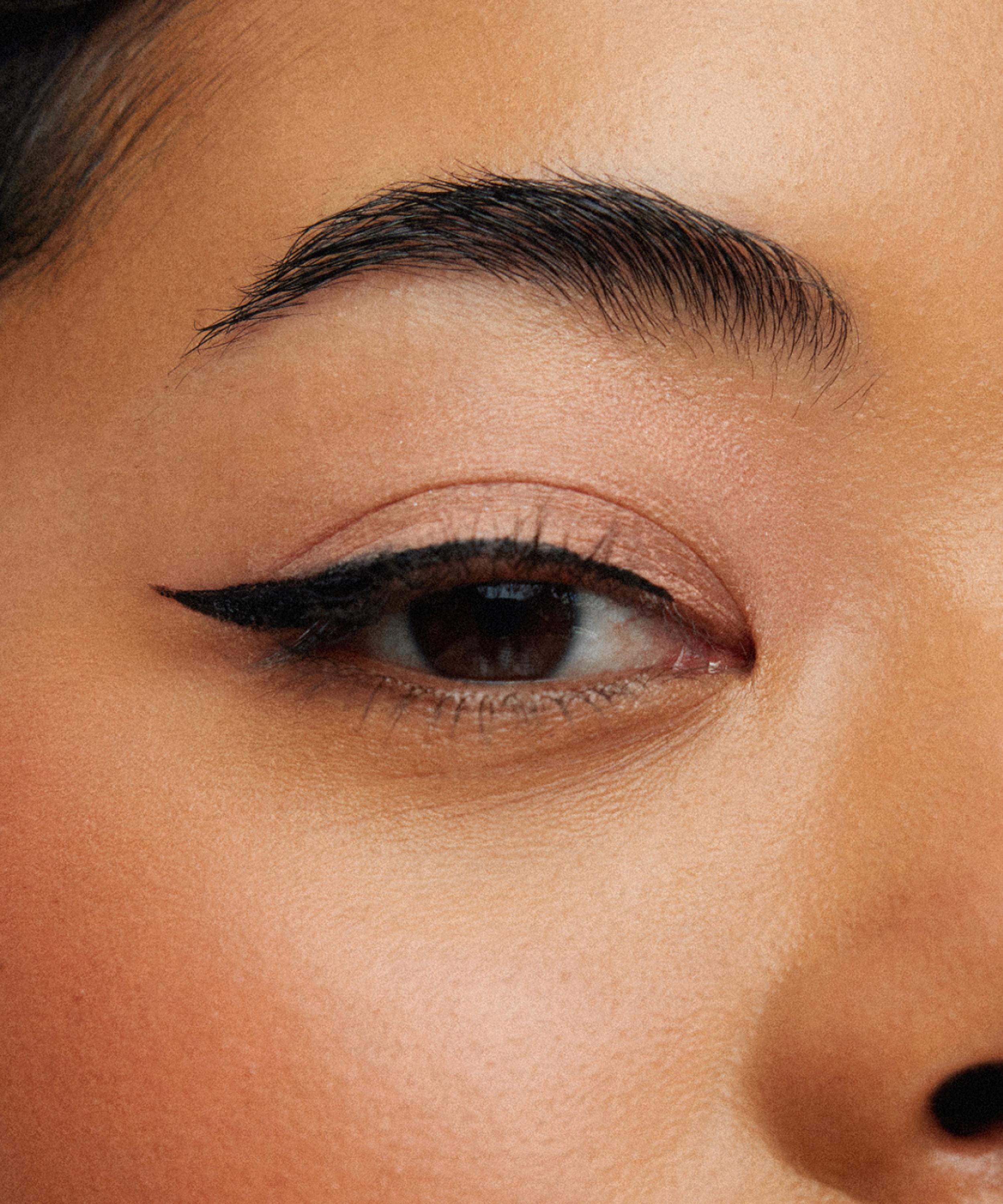 r.e.m. beauty - At the Borderline Eyeliner Marker 0.55ml image number 2