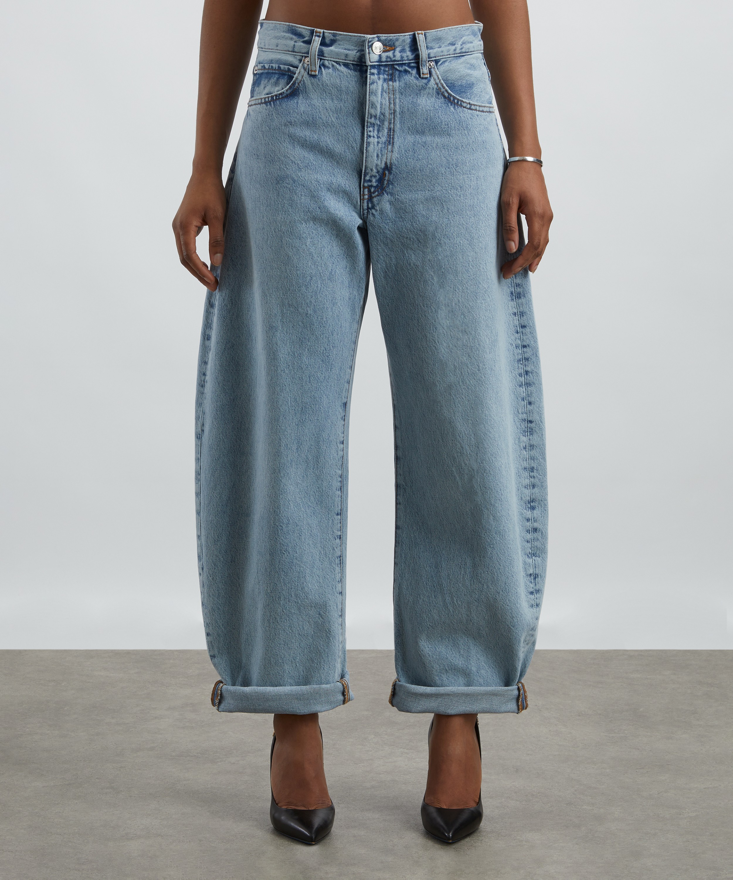 Frame - Bubble High-Rise Barrel Leg Jeans in Outlaw image number 2