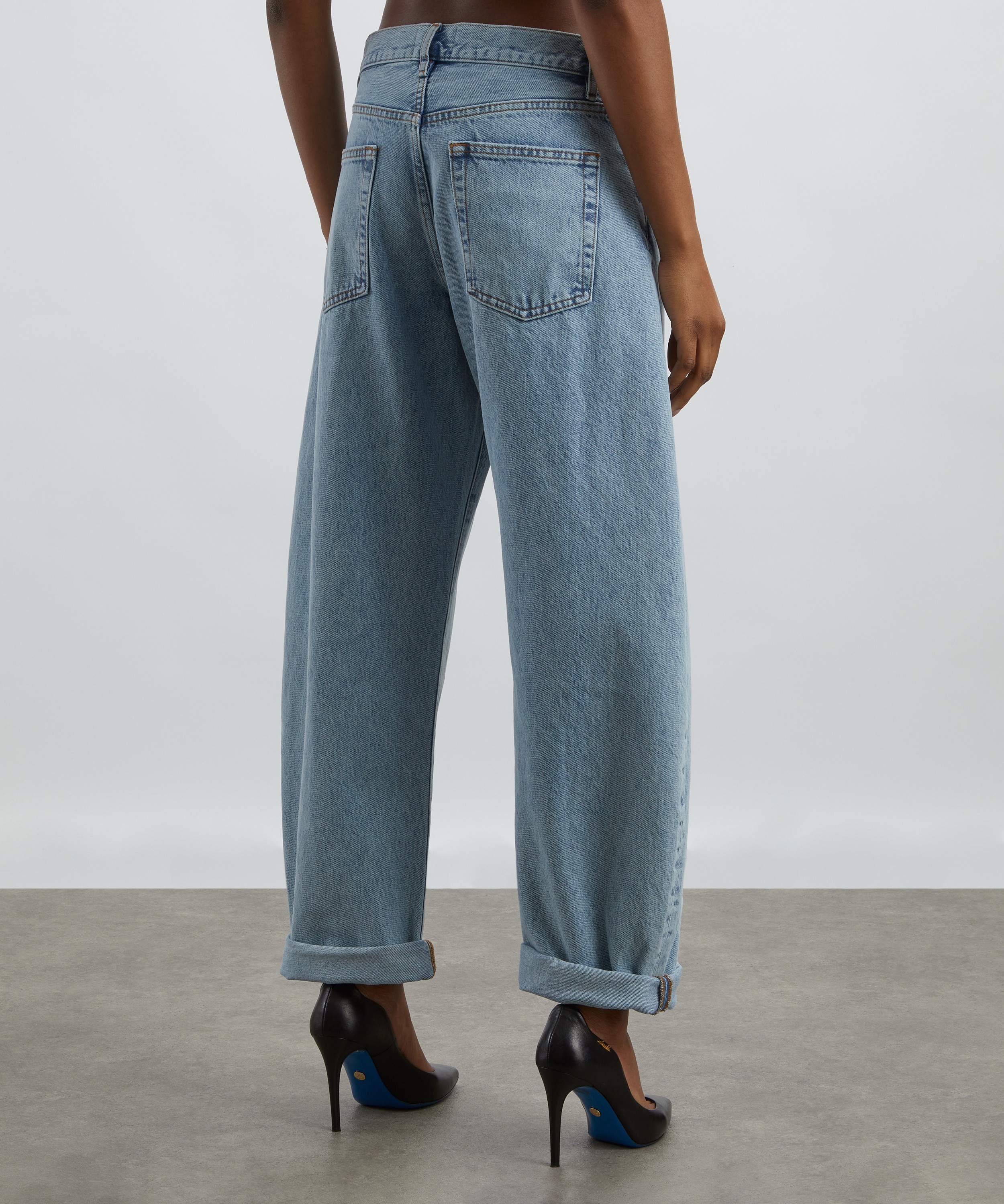 Frame - Bubble High-Rise Barrel Leg Jeans in Outlaw image number 3